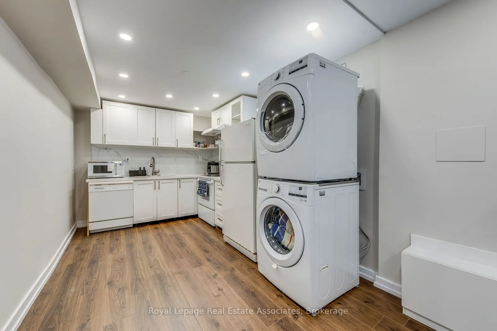 1867 Sandgate Crescent, #Upper
