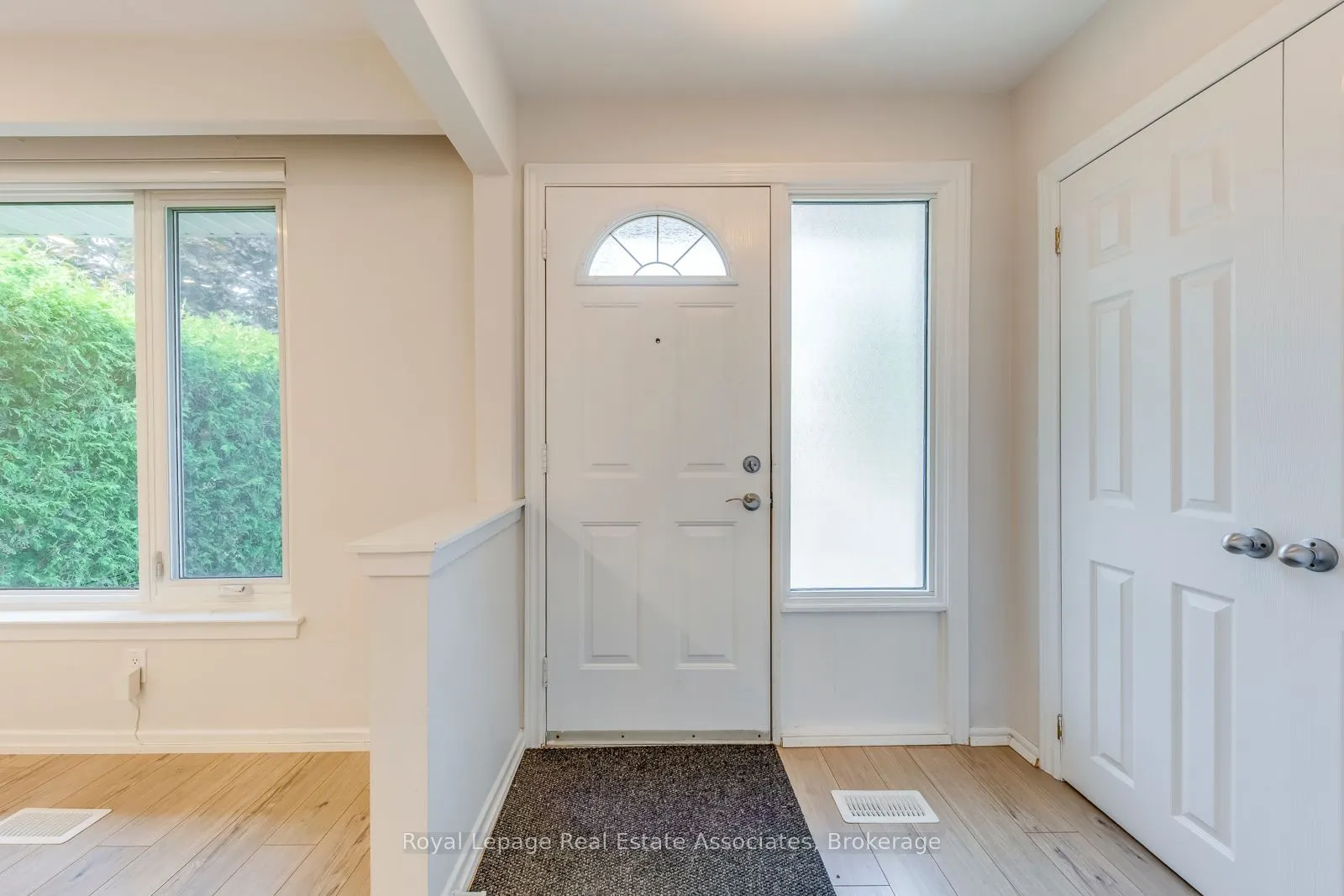 1867 Sandgate Crescent, #Upper
