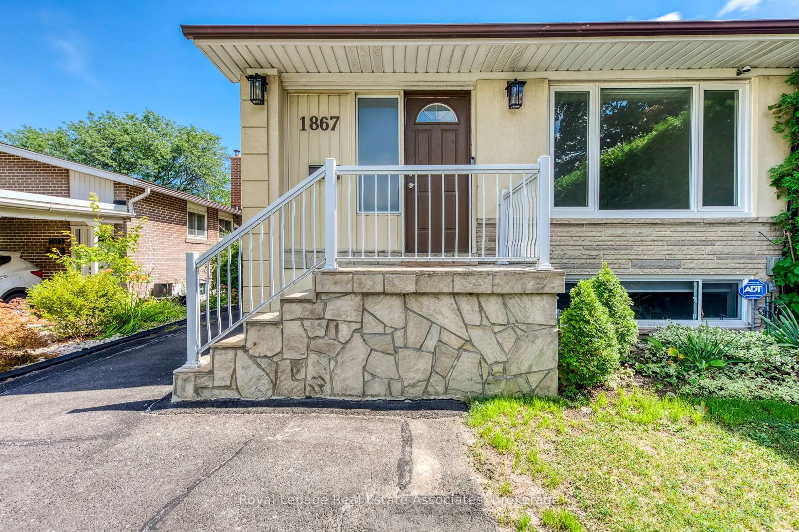 1867 Sandgate Crescent, #Upper