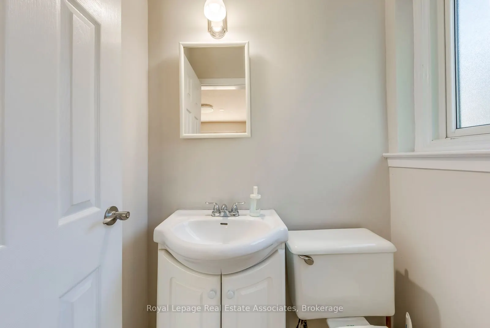 1867 Sandgate Crescent, #Upper