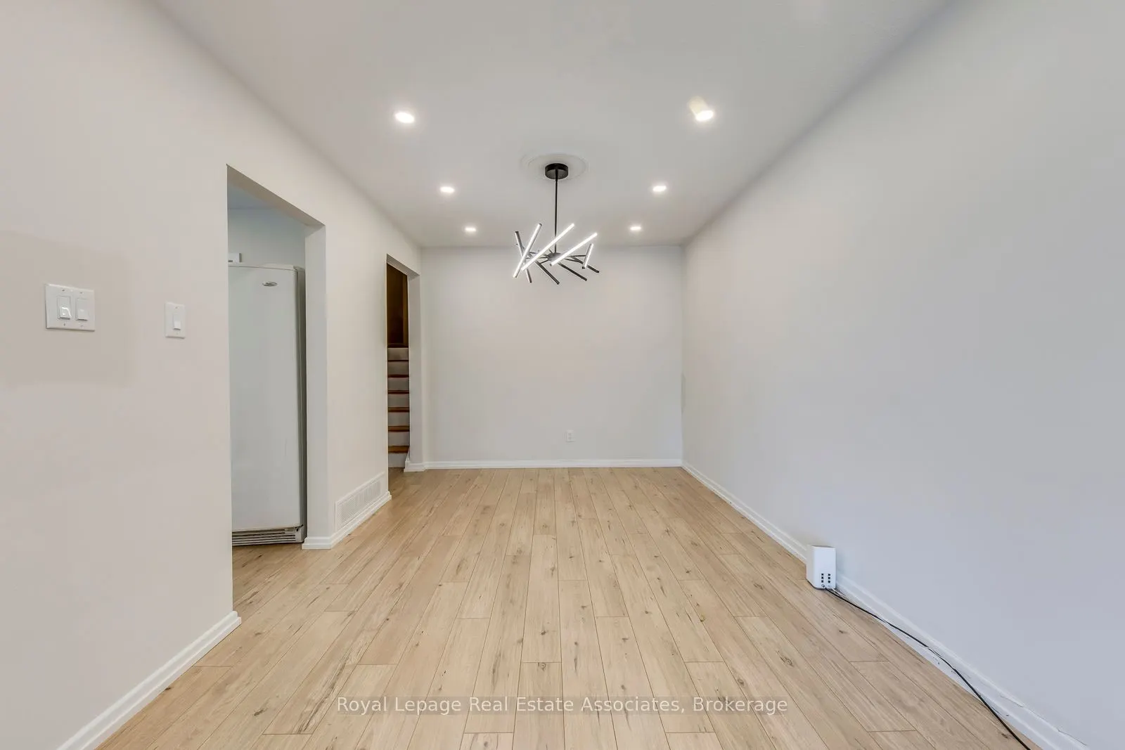 1867 Sandgate Crescent, #Upper