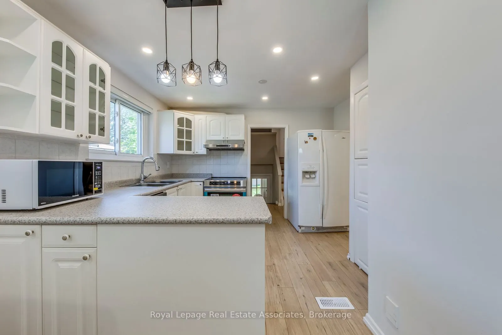 1867 Sandgate Crescent, #Upper
