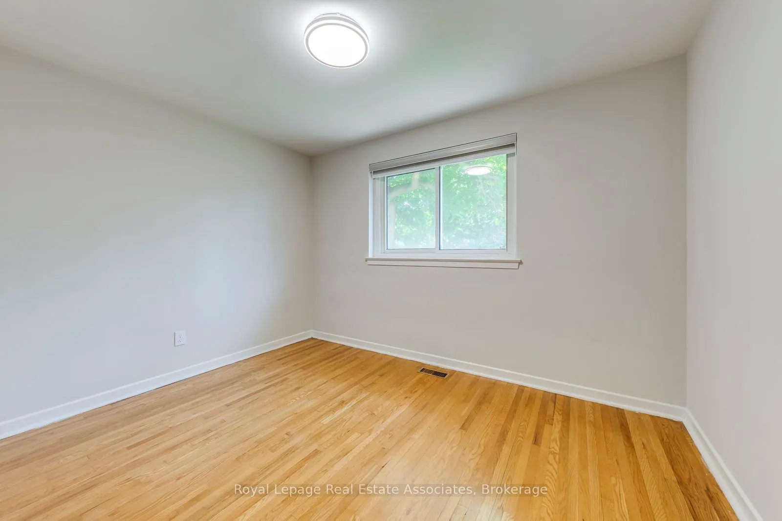 1867 Sandgate Crescent, #Upper