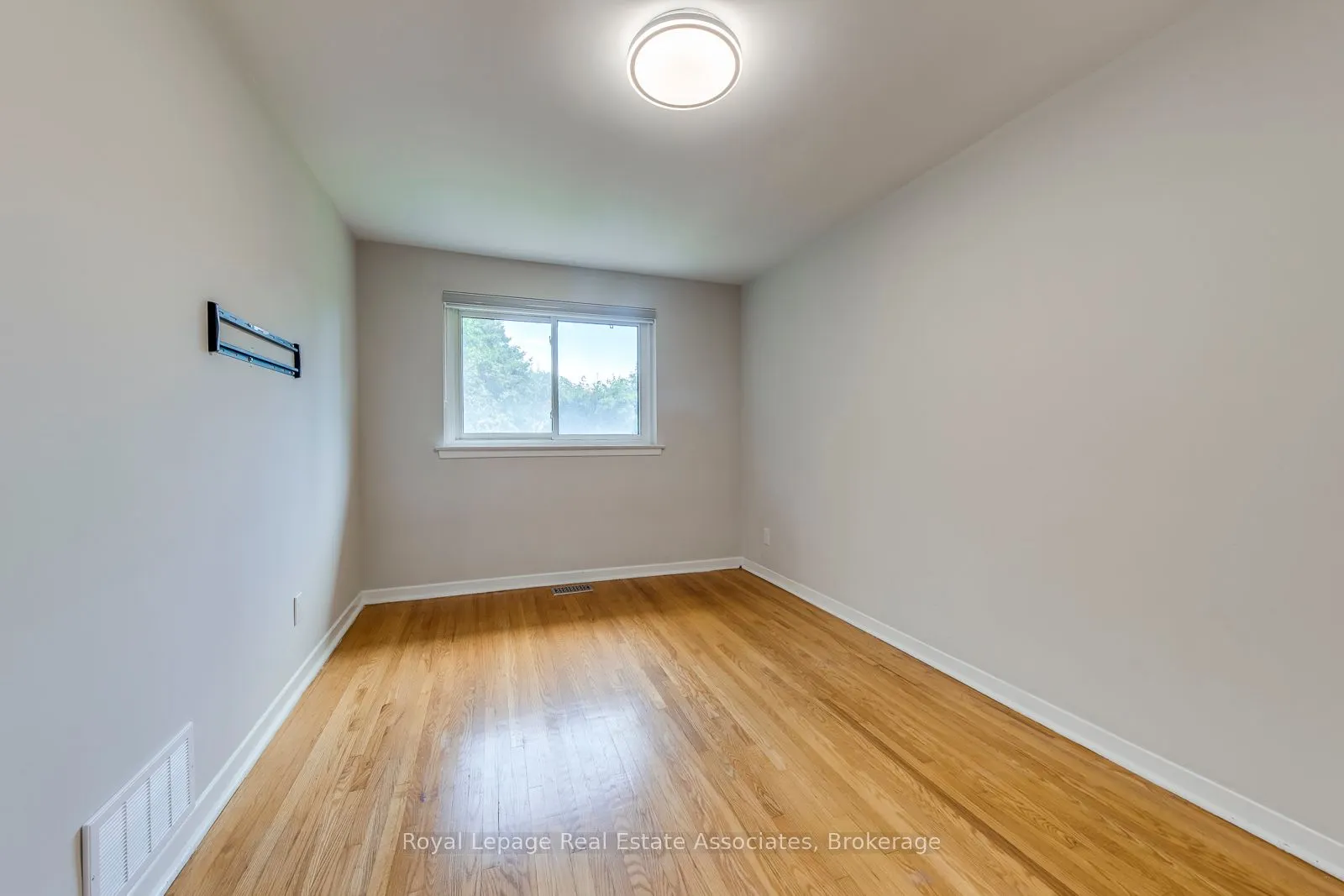 1867 Sandgate Crescent, #Upper
