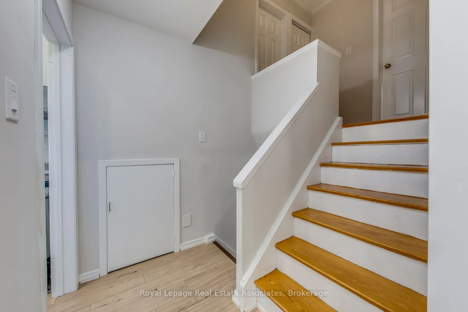 1867 Sandgate Crescent, #Upper