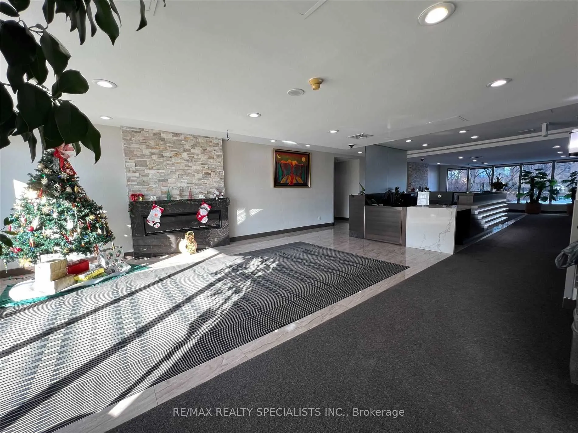 145 Hillcrest Avenue, #813 RM 2+Solarium