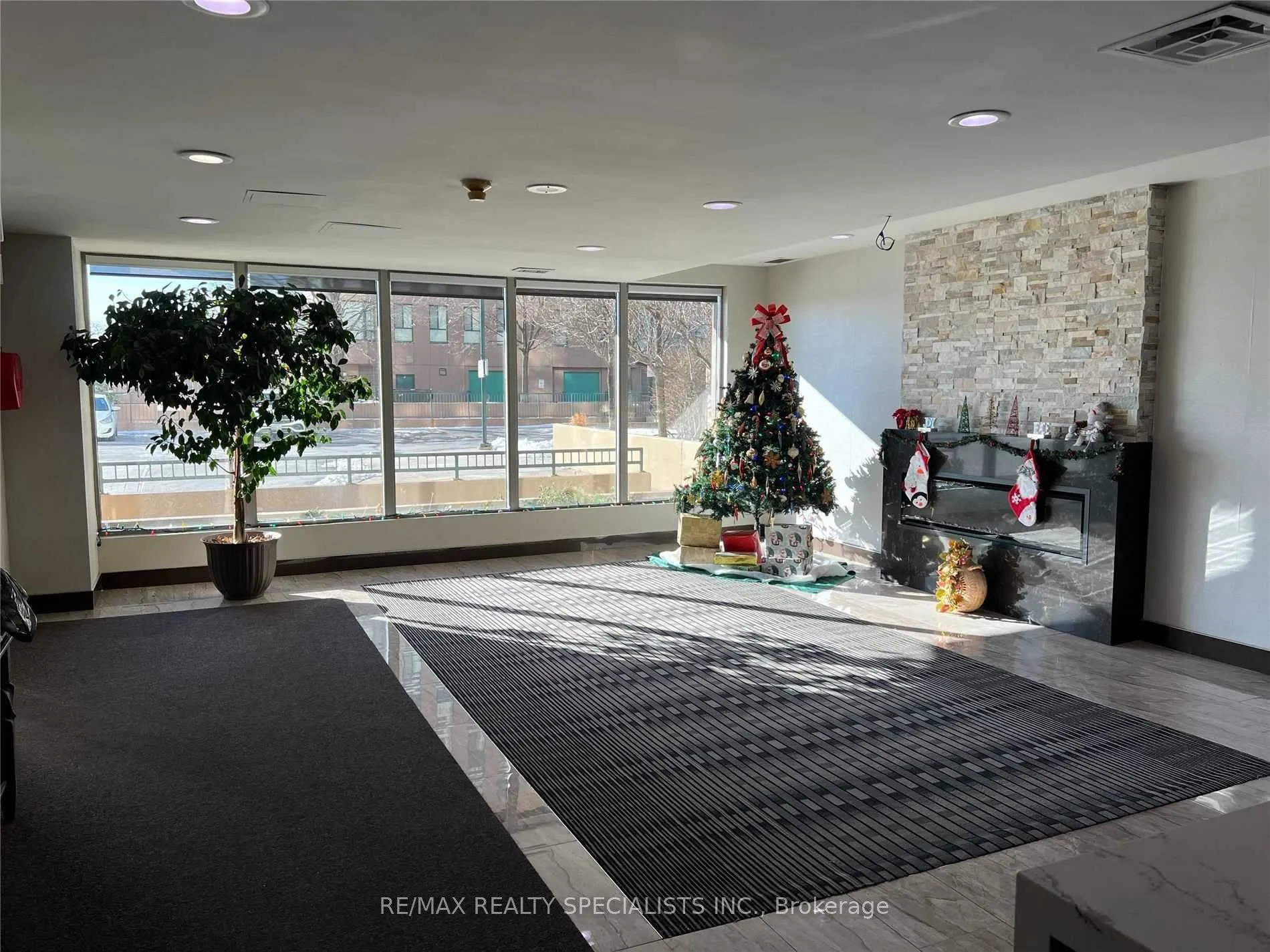 145 Hillcrest Avenue, #813 RM 2+Solarium