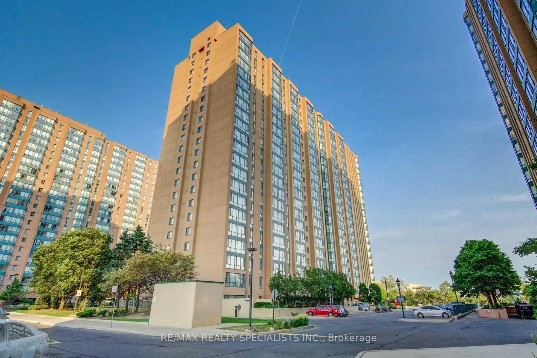 145 Hillcrest Avenue, #813 RM 2+Solarium