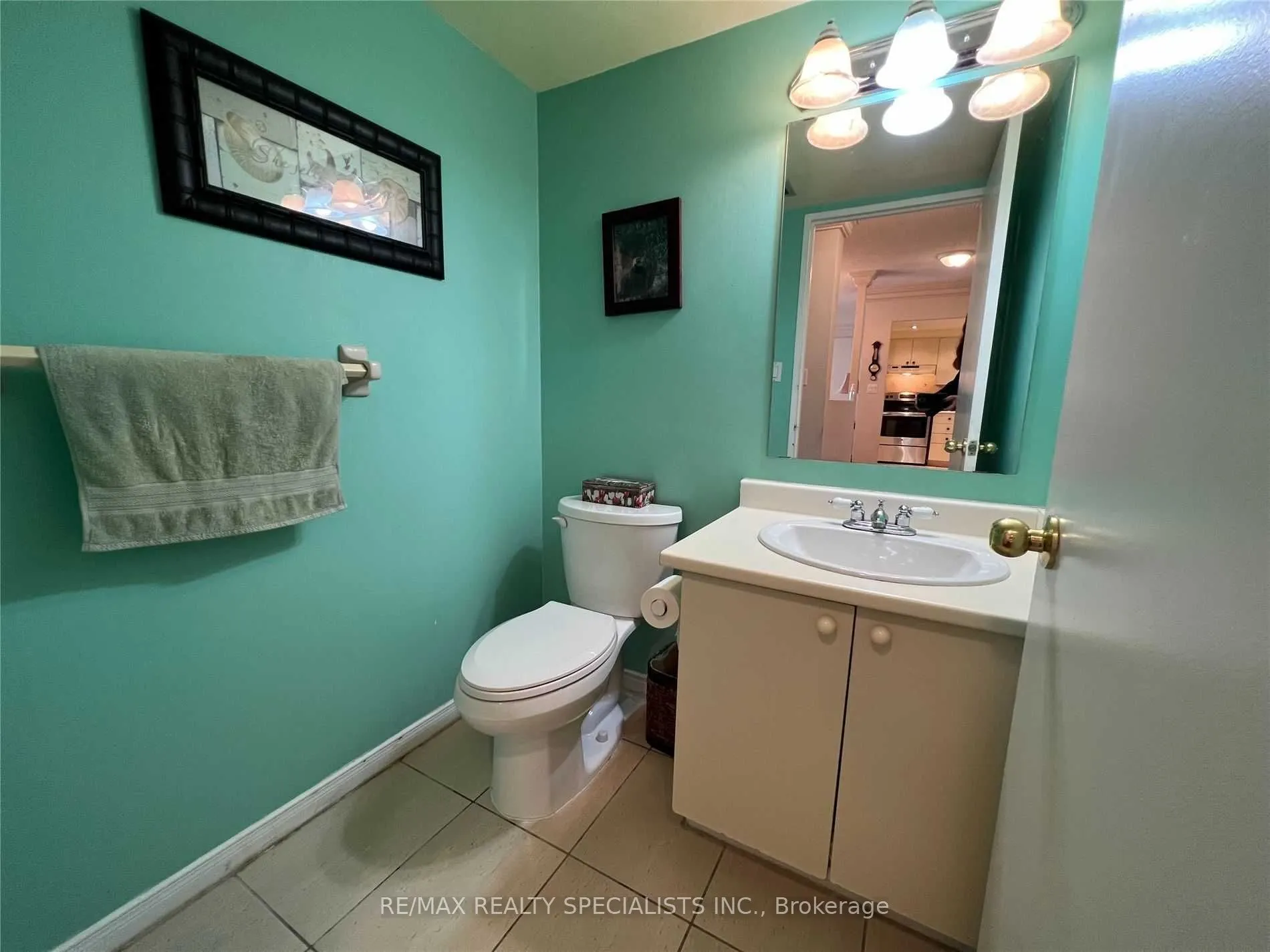 145 Hillcrest Avenue, #813 RM 2+Solarium