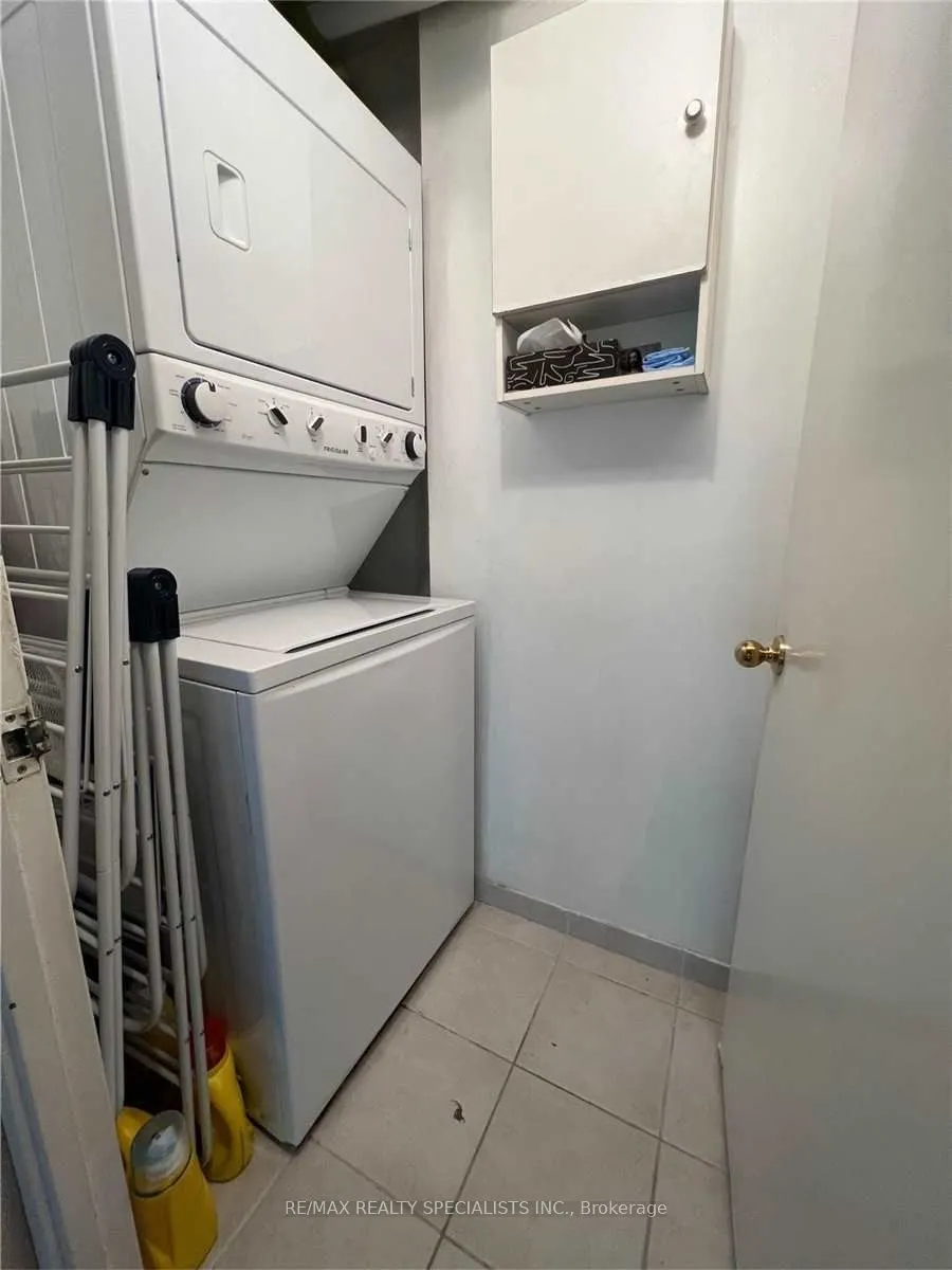 145 Hillcrest Avenue, #813 RM 2+Solarium