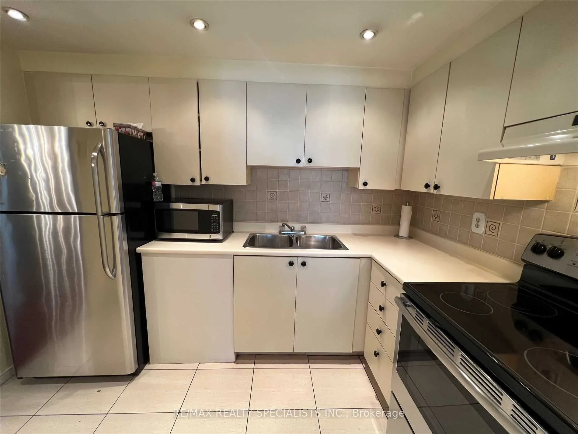 145 Hillcrest Avenue, #813 RM 2+Solarium