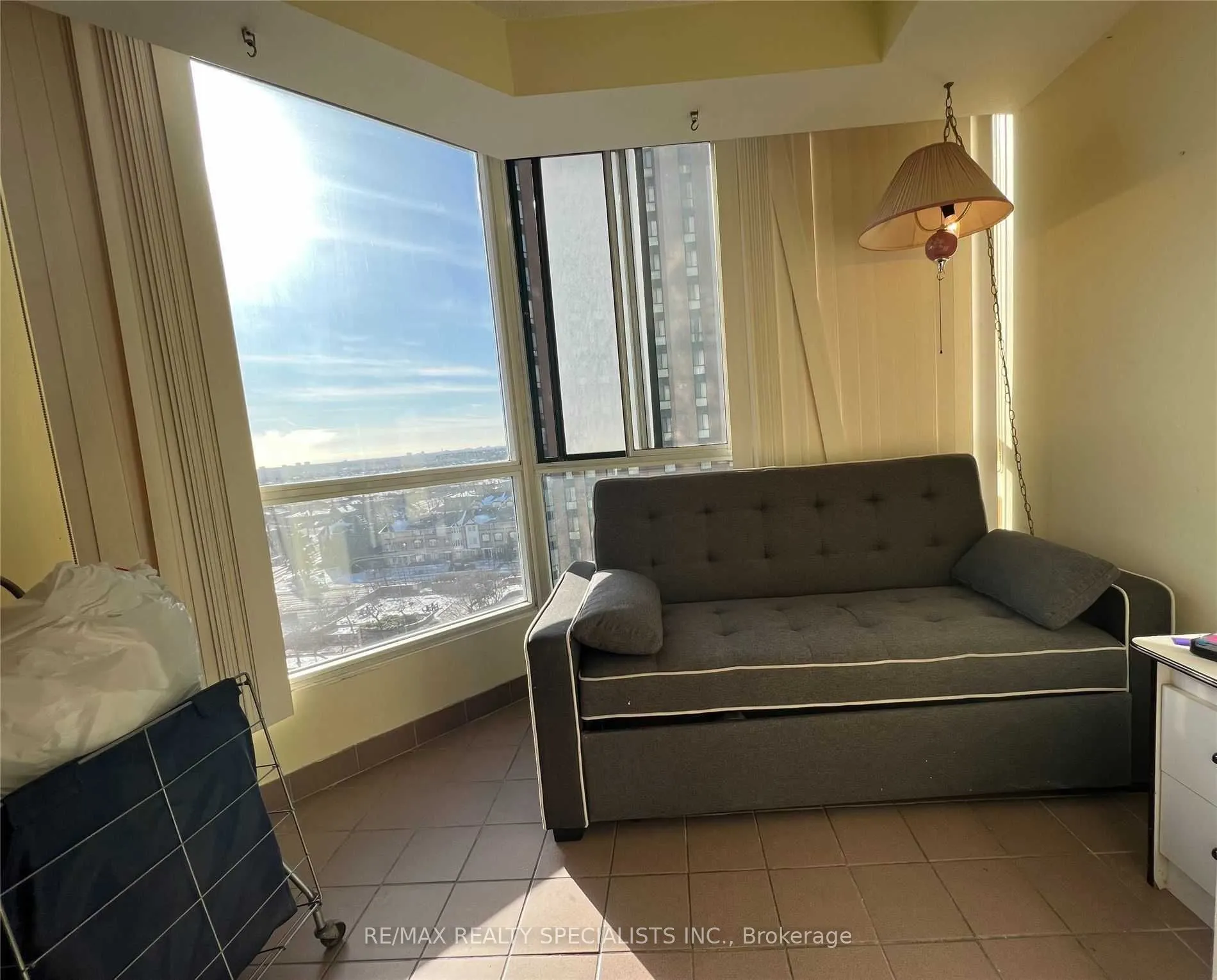 145 Hillcrest Avenue, #813 RM 2+Solarium