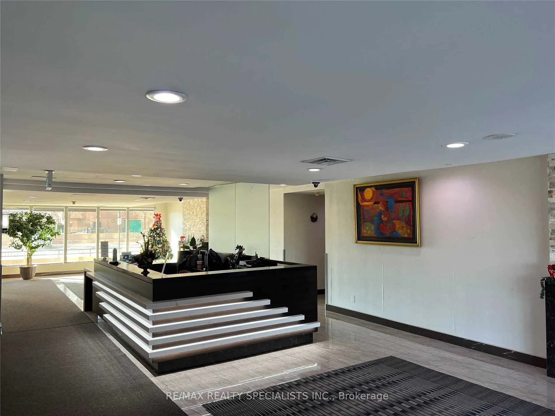 145 Hillcrest Avenue, #813 RM 2+Solarium
