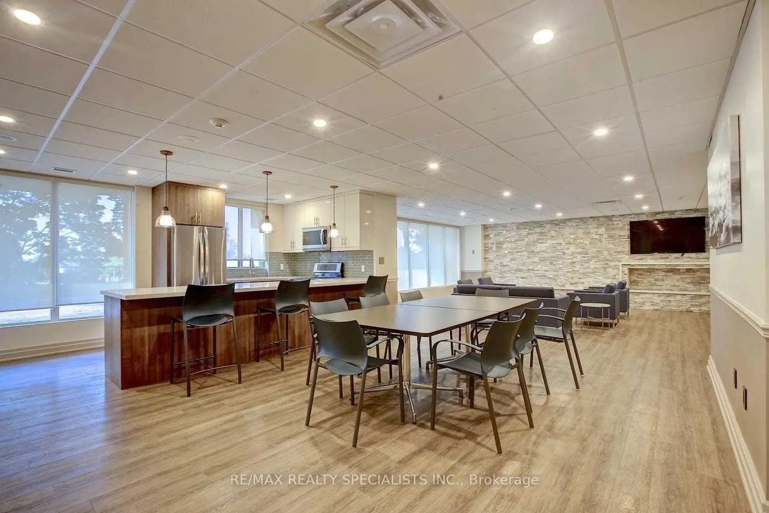 145 Hillcrest Avenue, #813 RM 2+Solarium