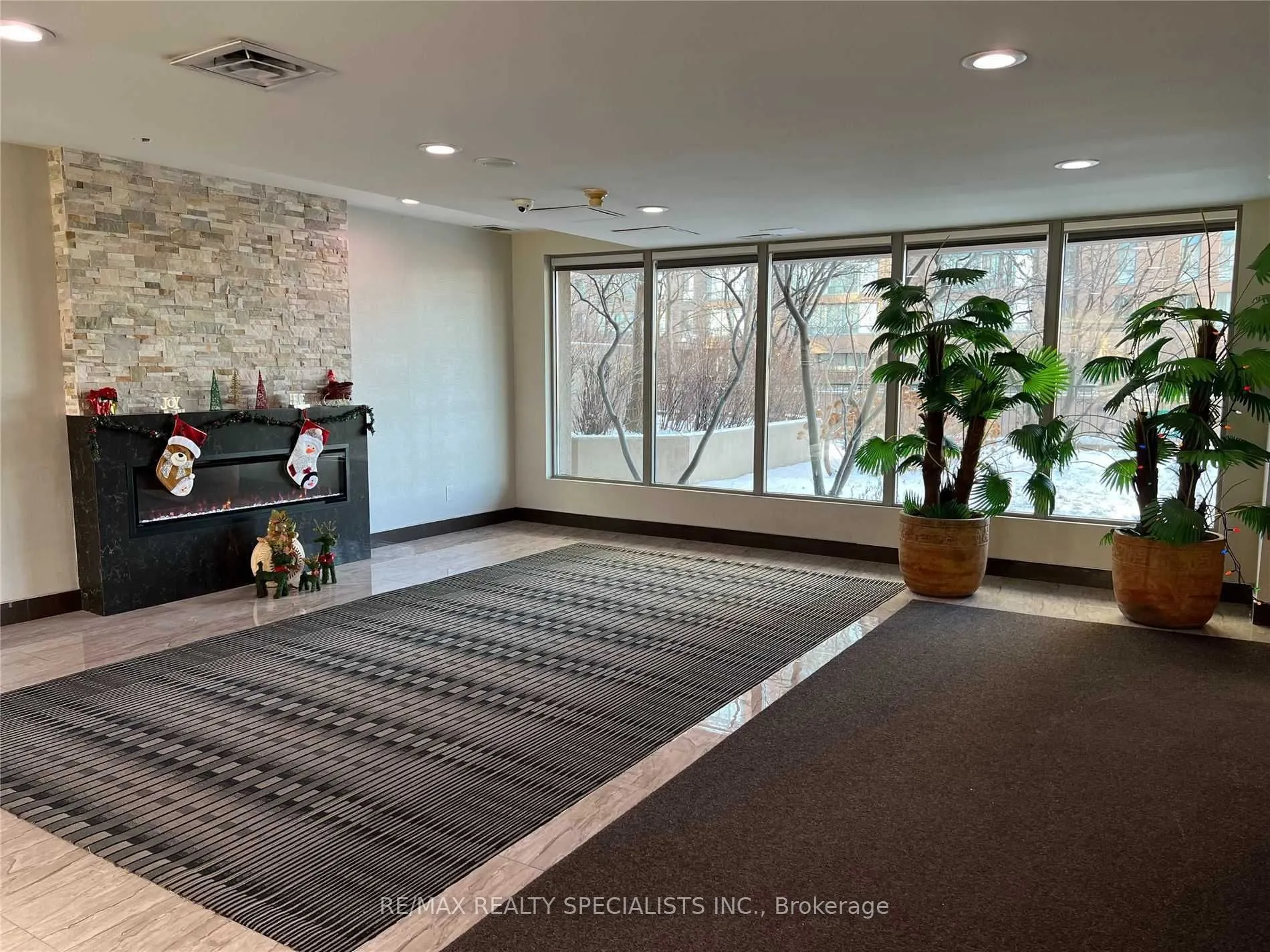 145 Hillcrest Avenue, #813 RM 2+Solarium