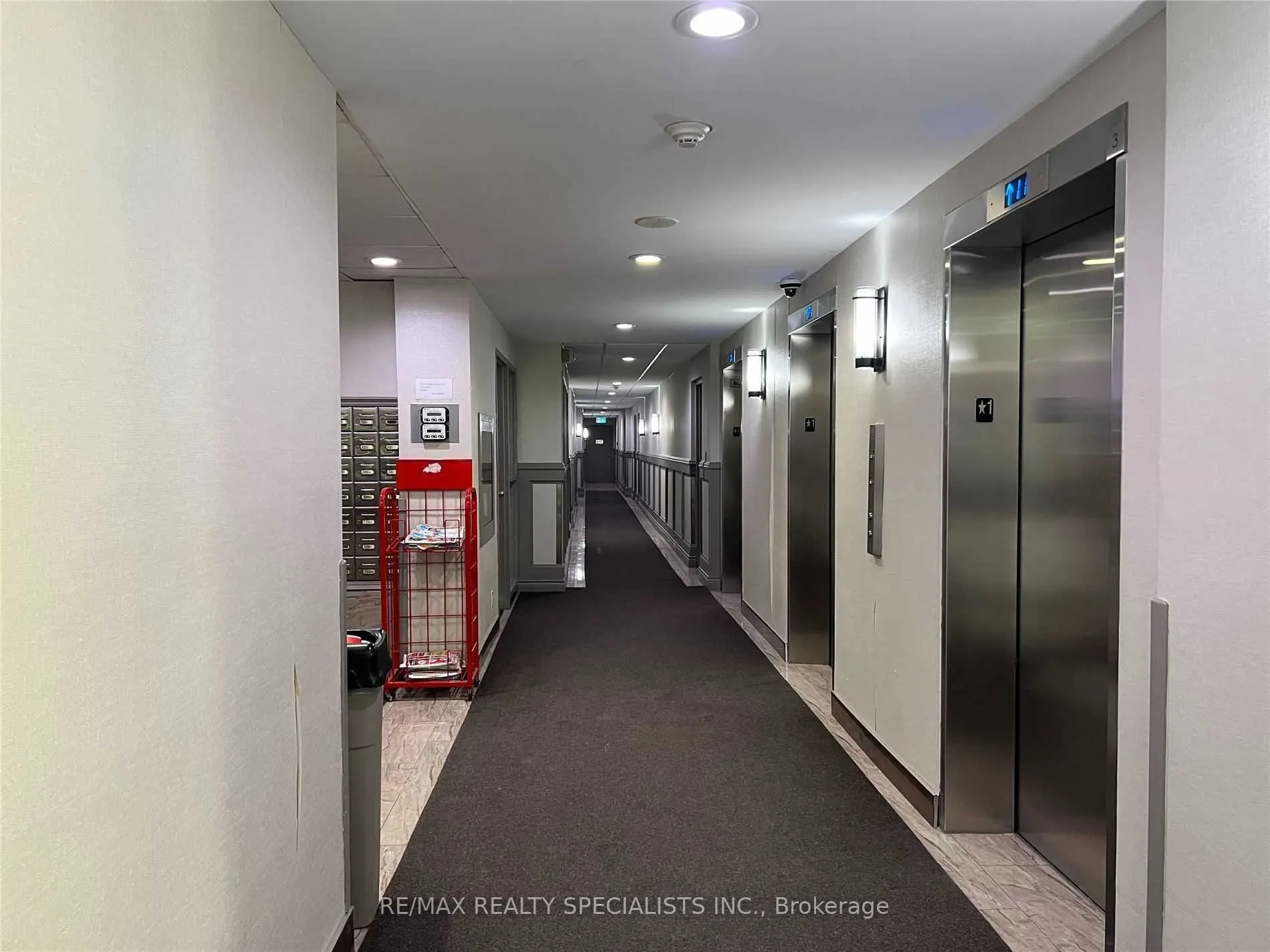 145 Hillcrest Avenue, #813 RM 2+Solarium