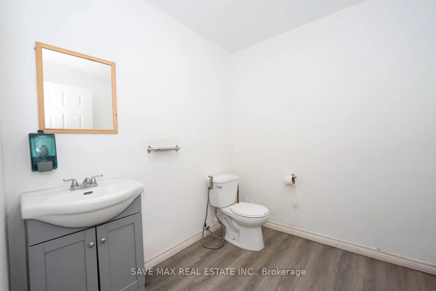 1212 Dundas Street W