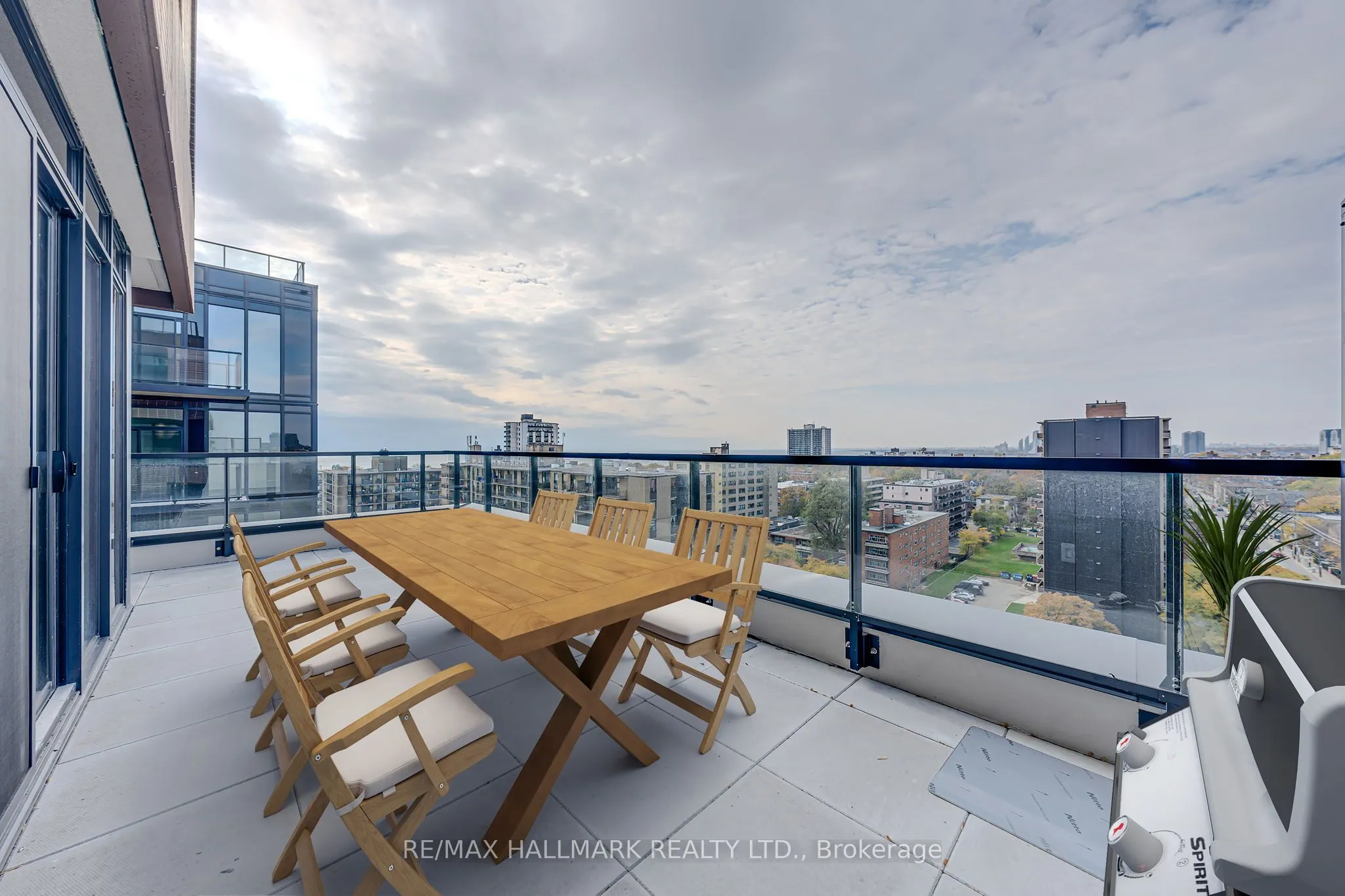270 Dufferin Street W, #1208