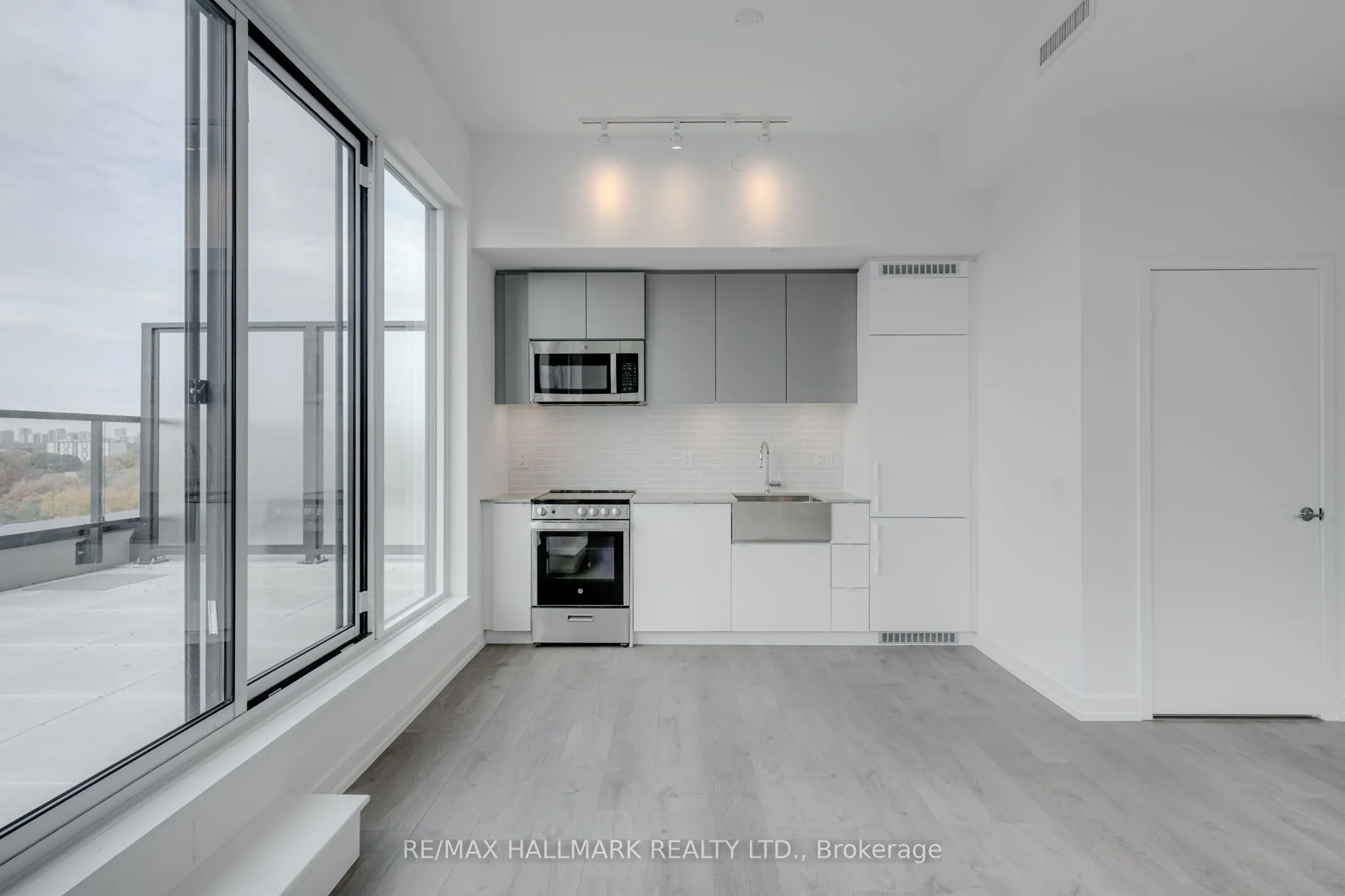 270 Dufferin Street W, #1208