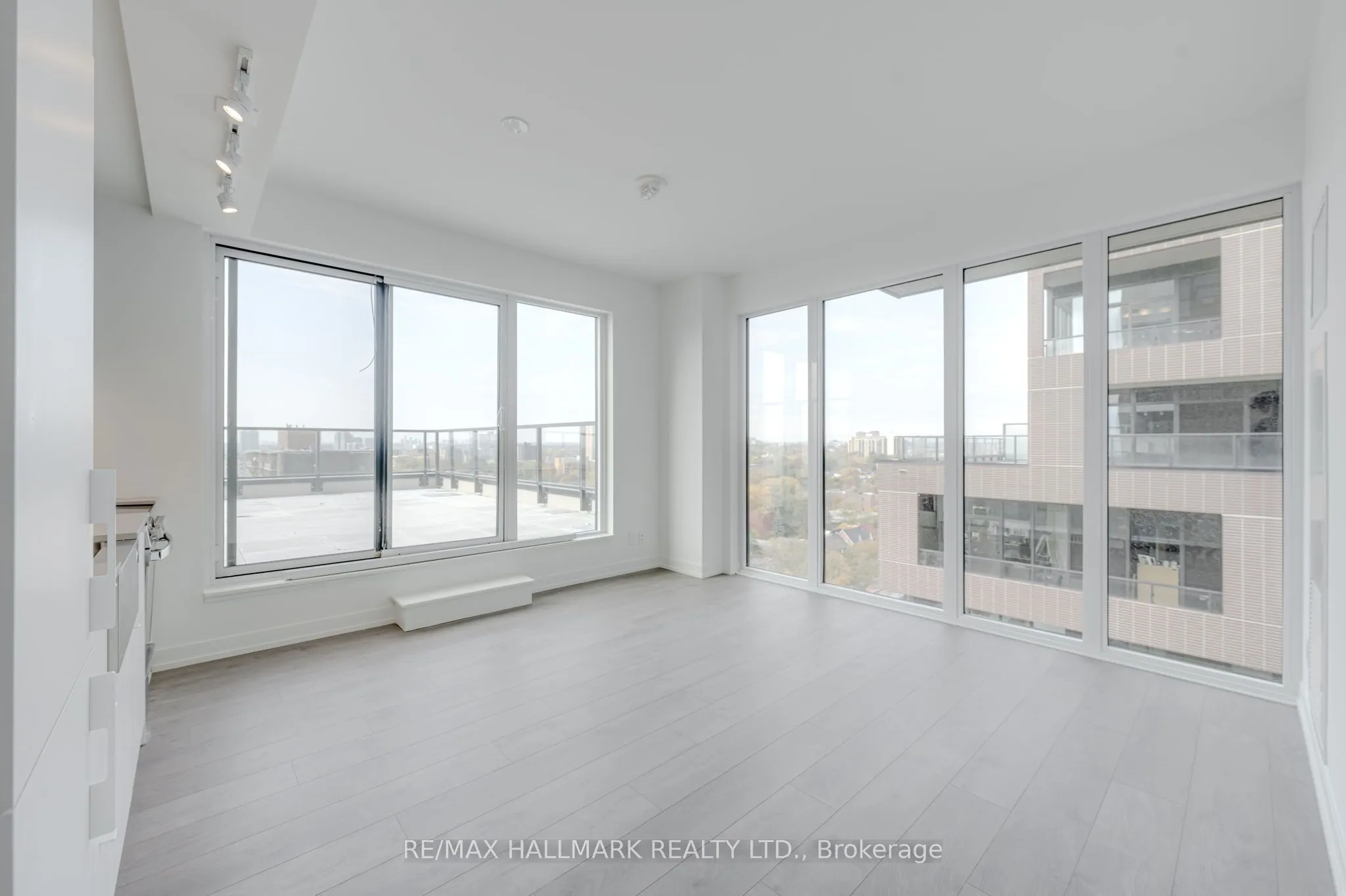 270 Dufferin Street W, #1208
