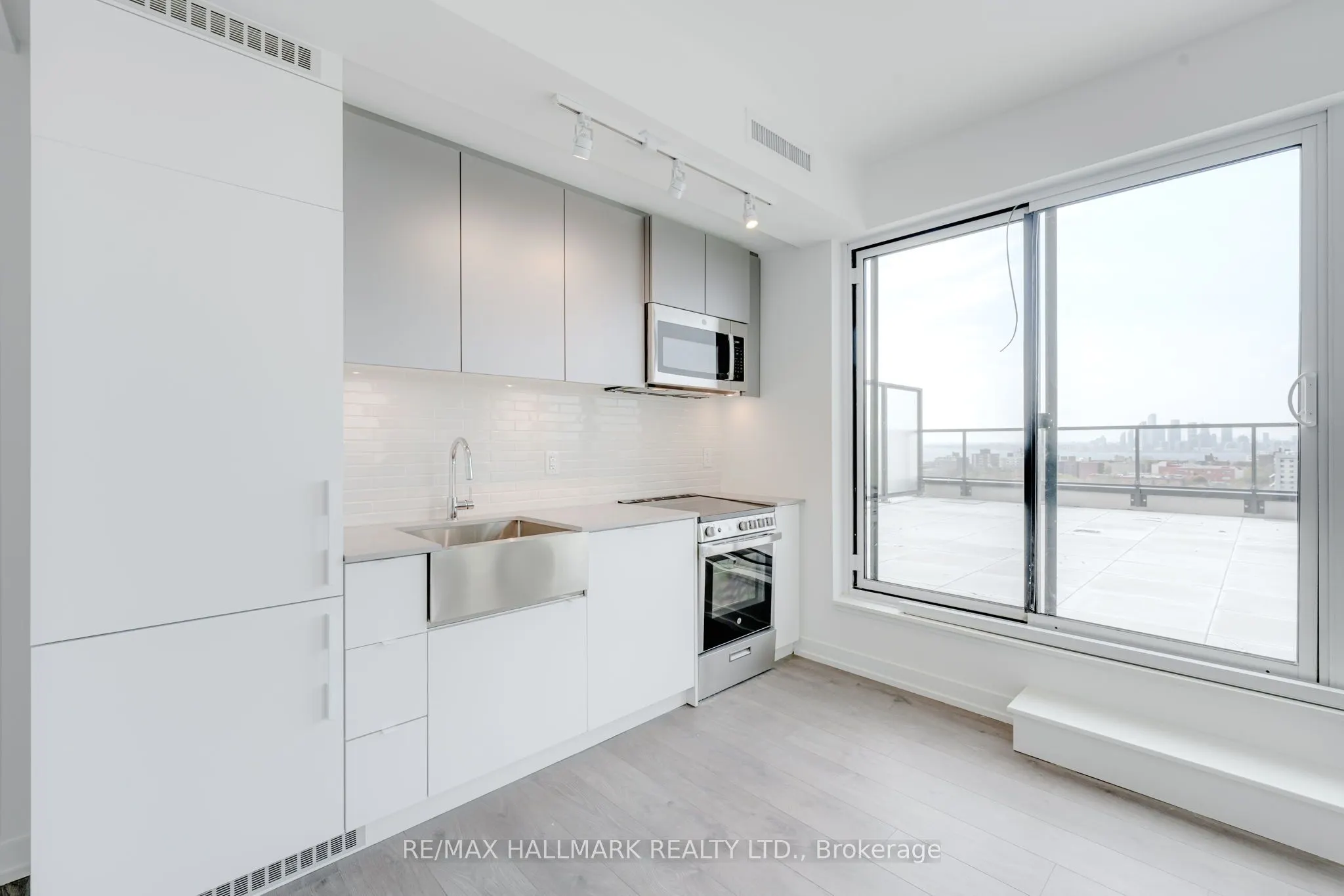 270 Dufferin Street W, #1208