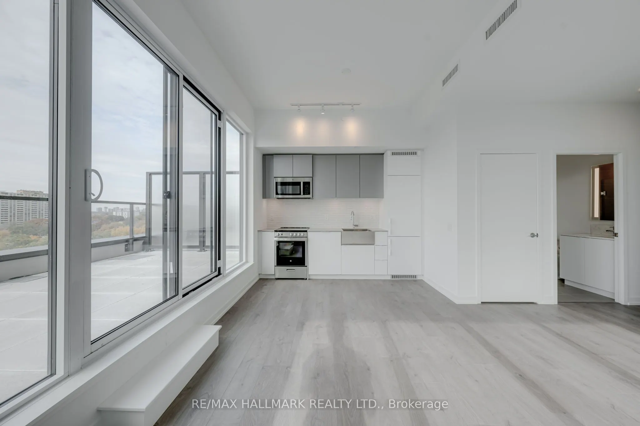 270 Dufferin Street W, #1208
