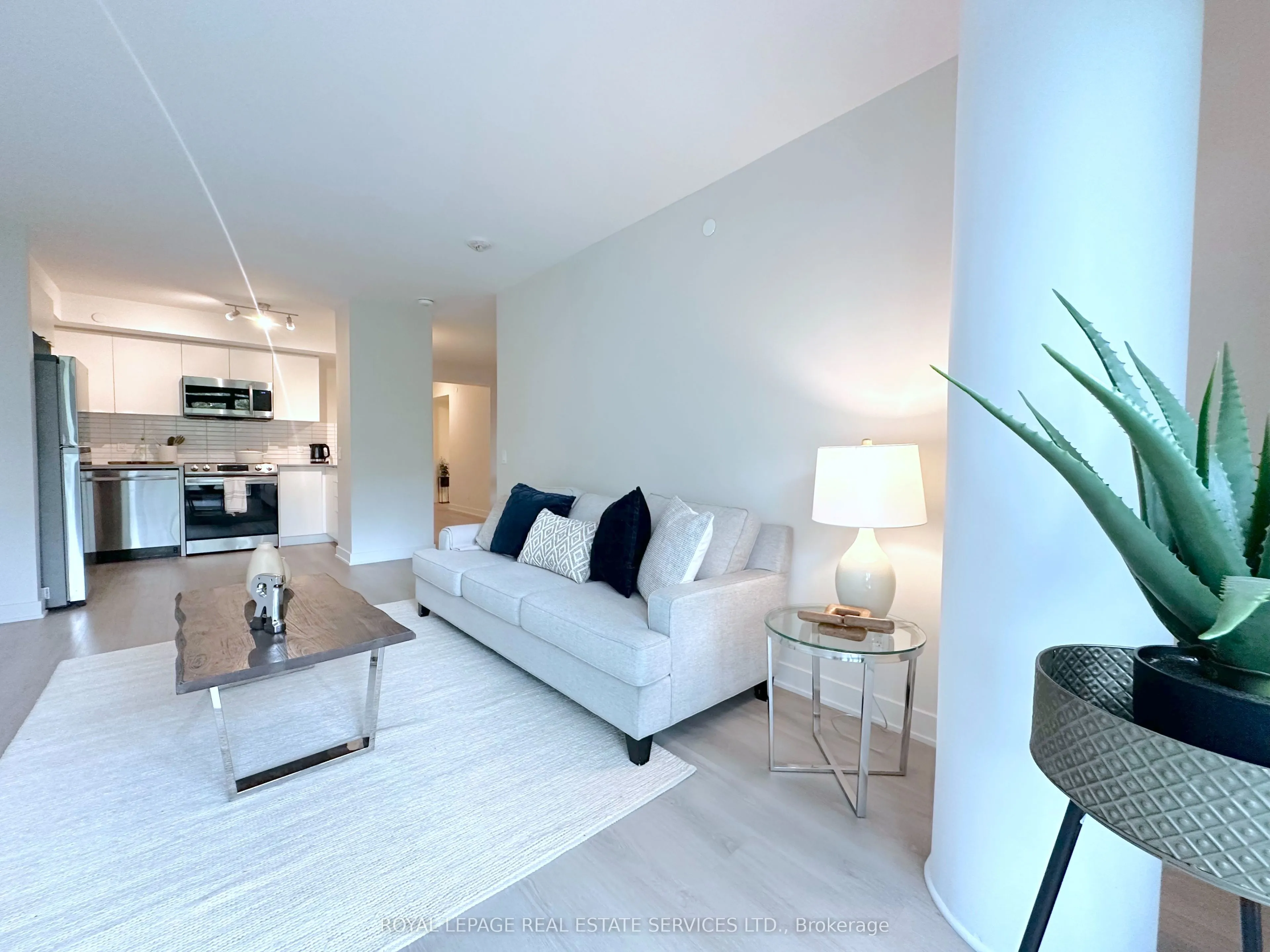3385 Dundas Street W, #422