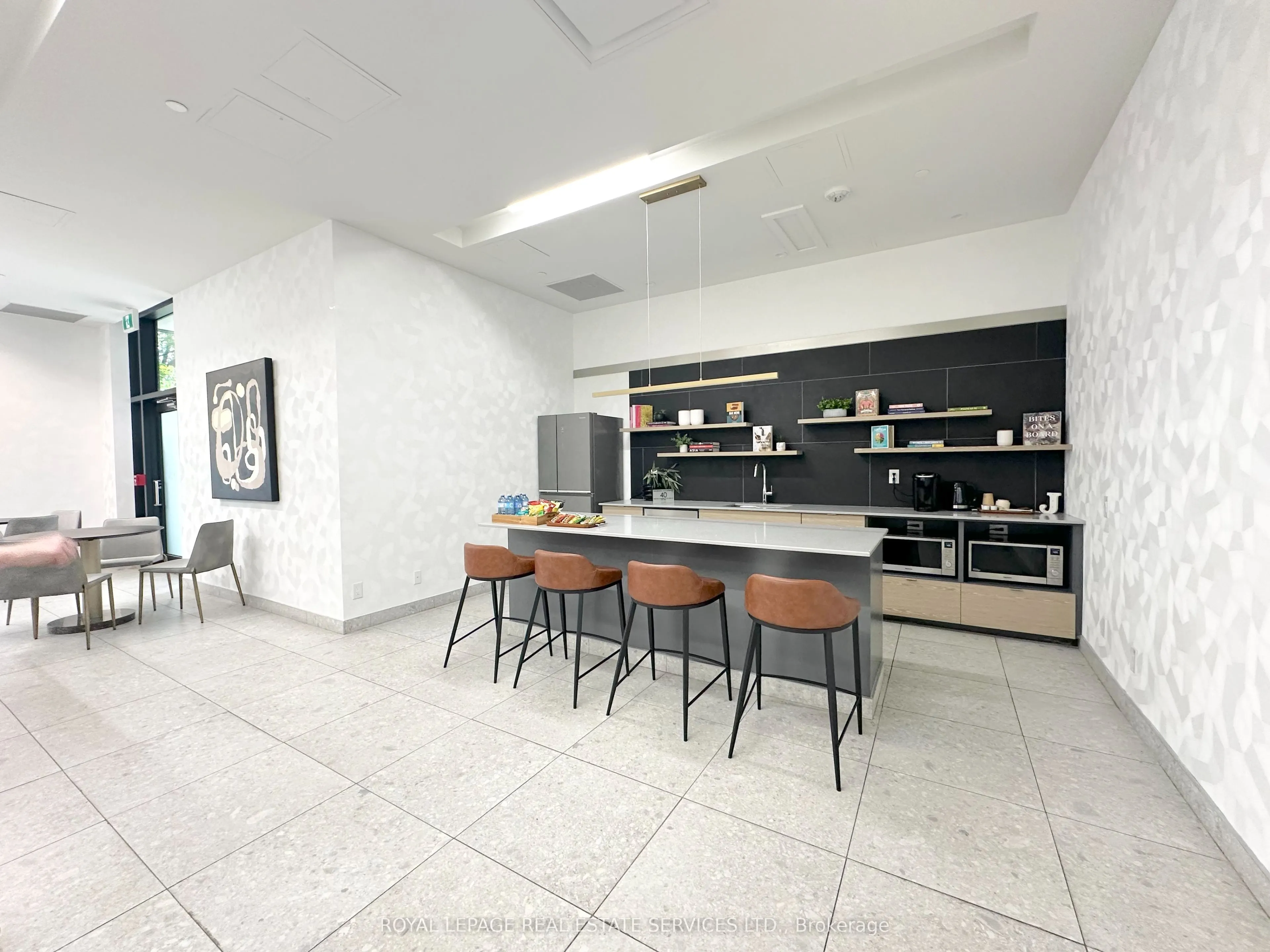 3385 Dundas Street W, #422