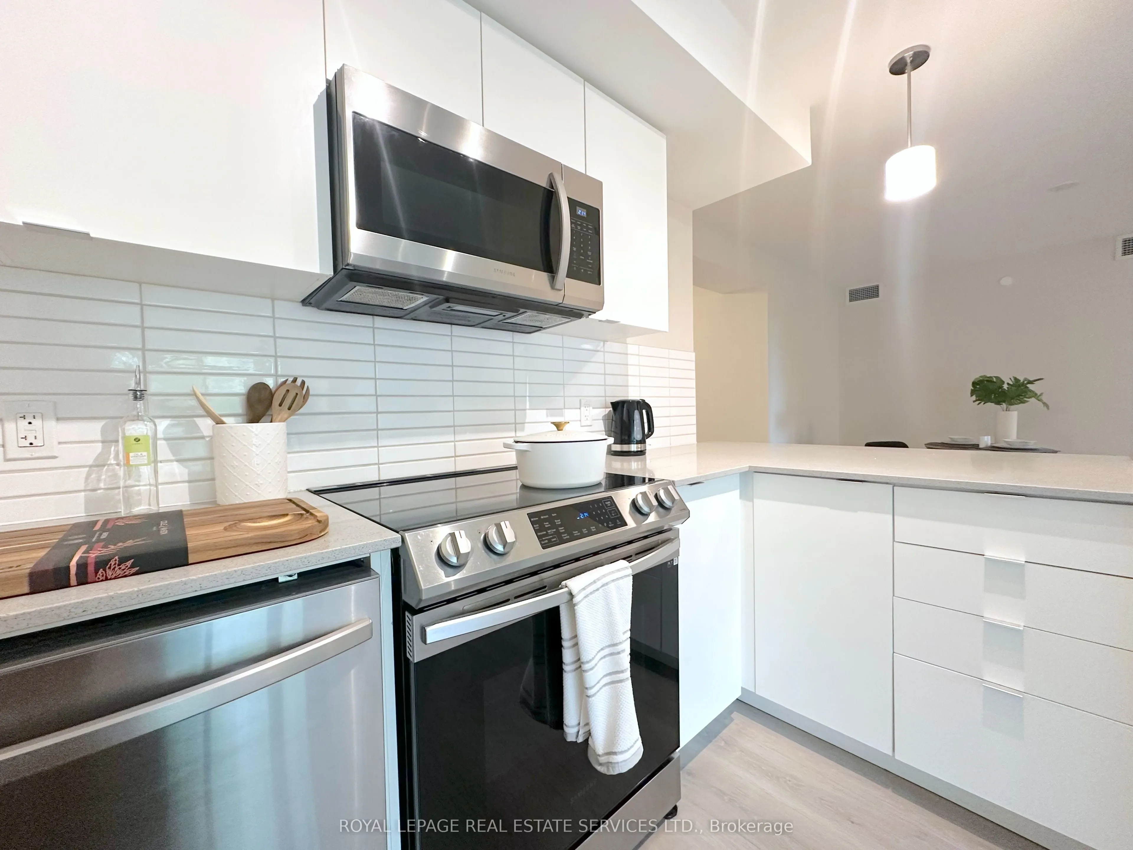 3385 Dundas Street W, #422