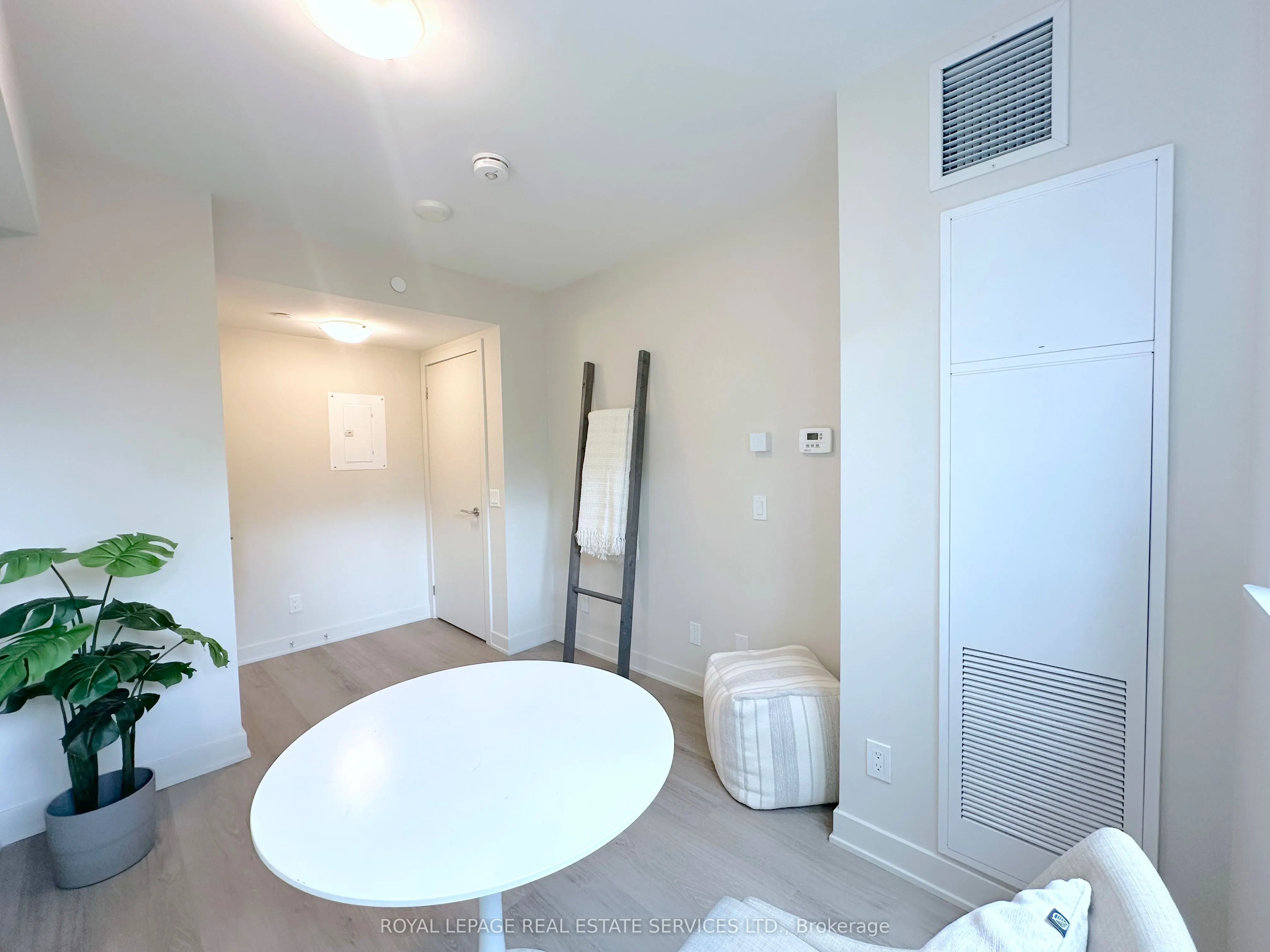 3385 Dundas Street W, #422