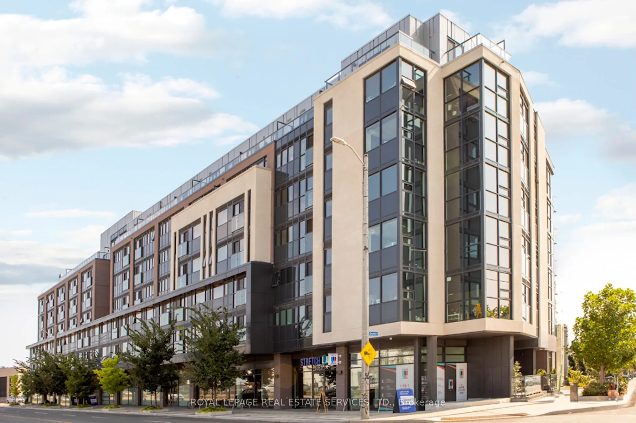3385 Dundas Street W, #422