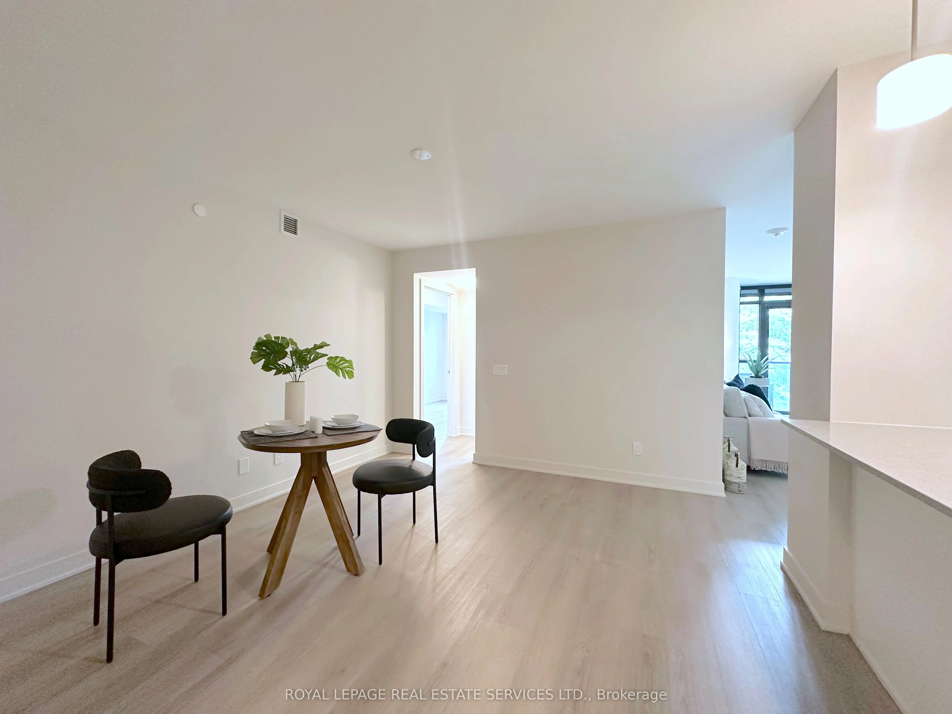 3385 Dundas Street W, #422