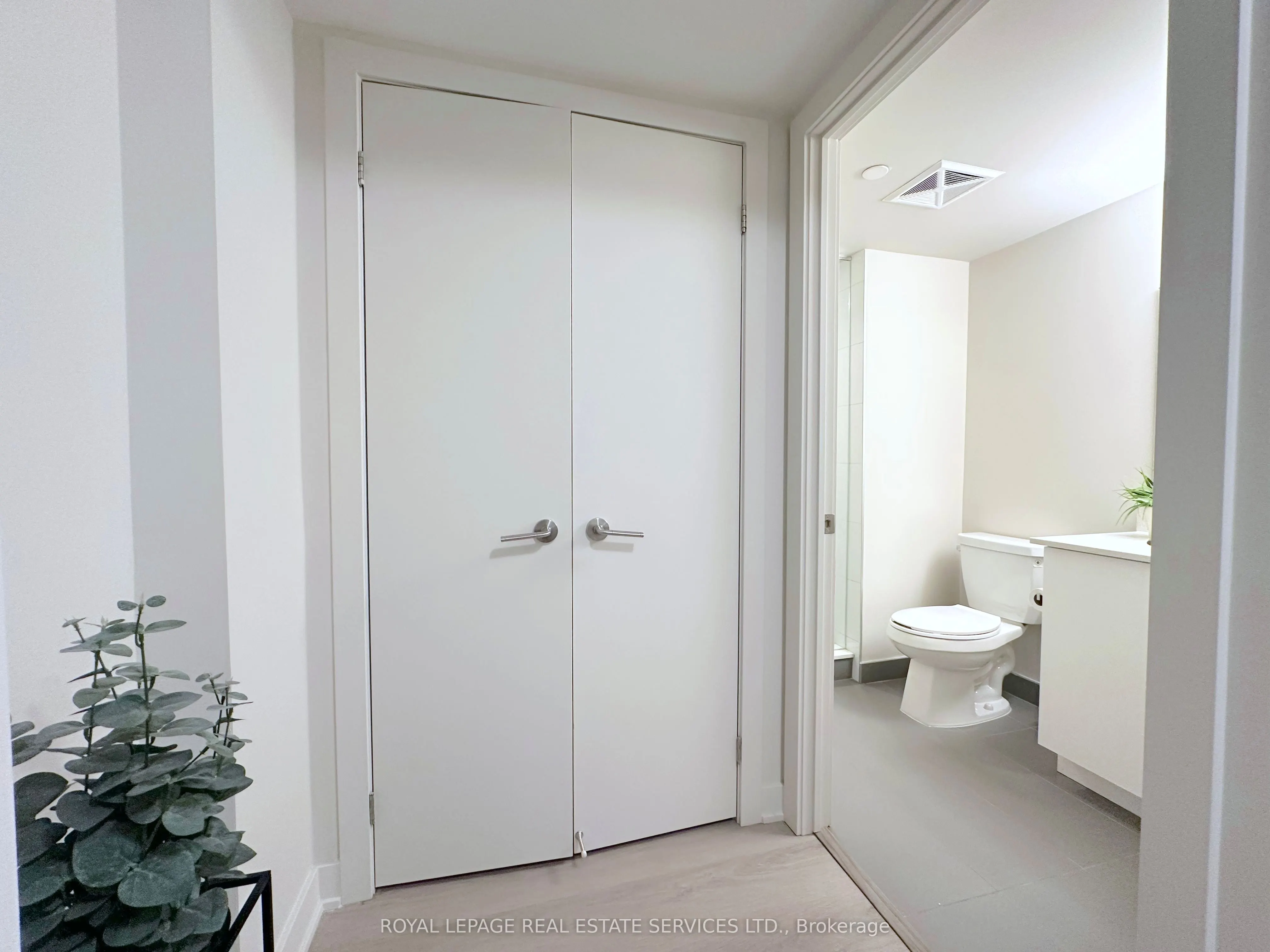 3385 Dundas Street W, #422