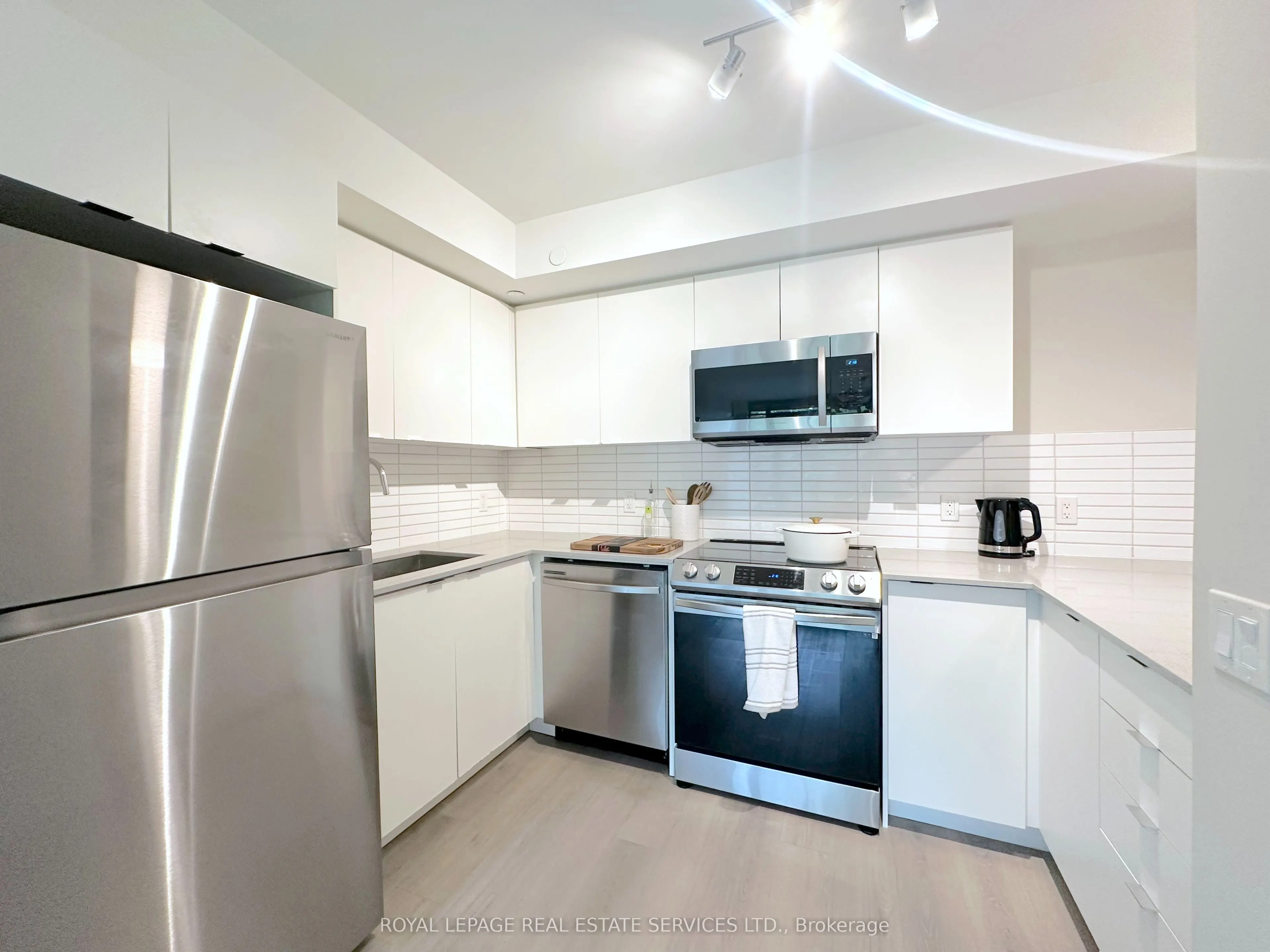 3385 Dundas Street W, #422