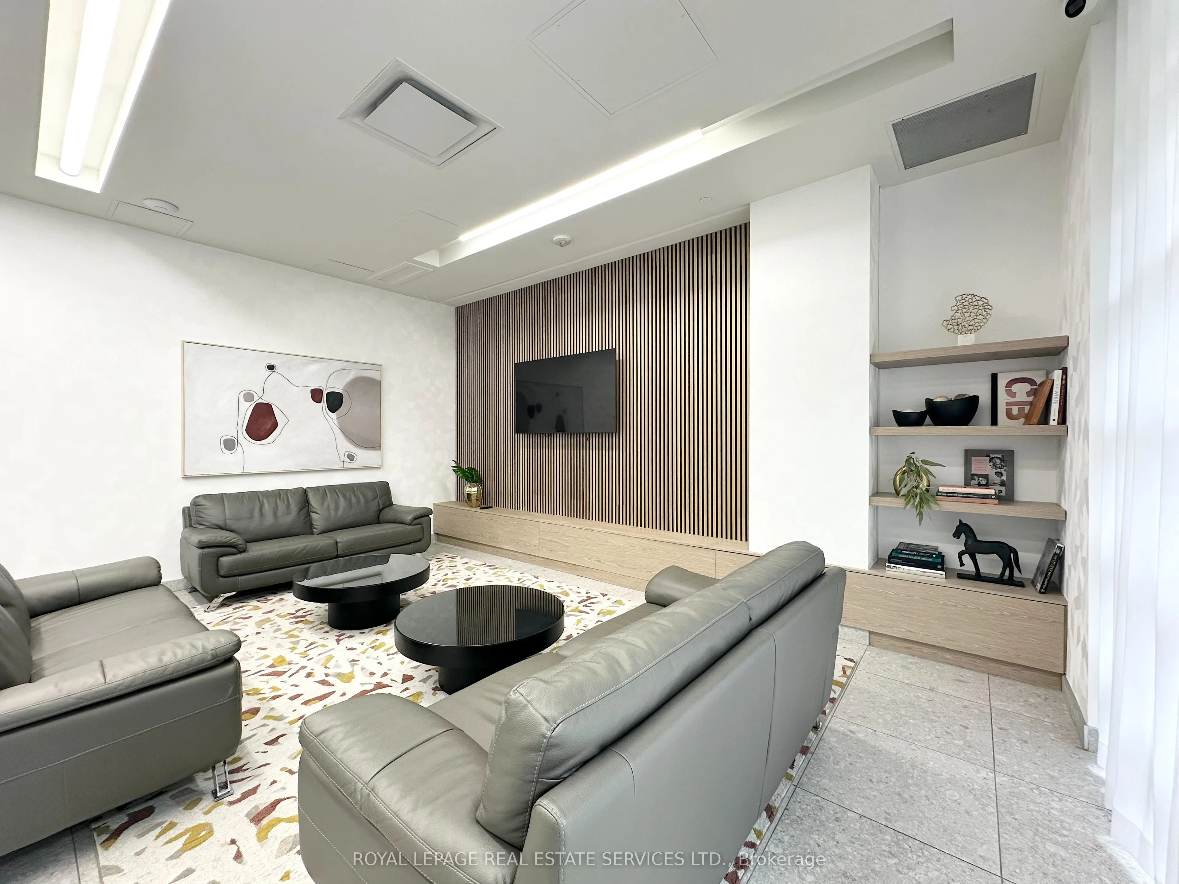 3385 Dundas Street W, #422