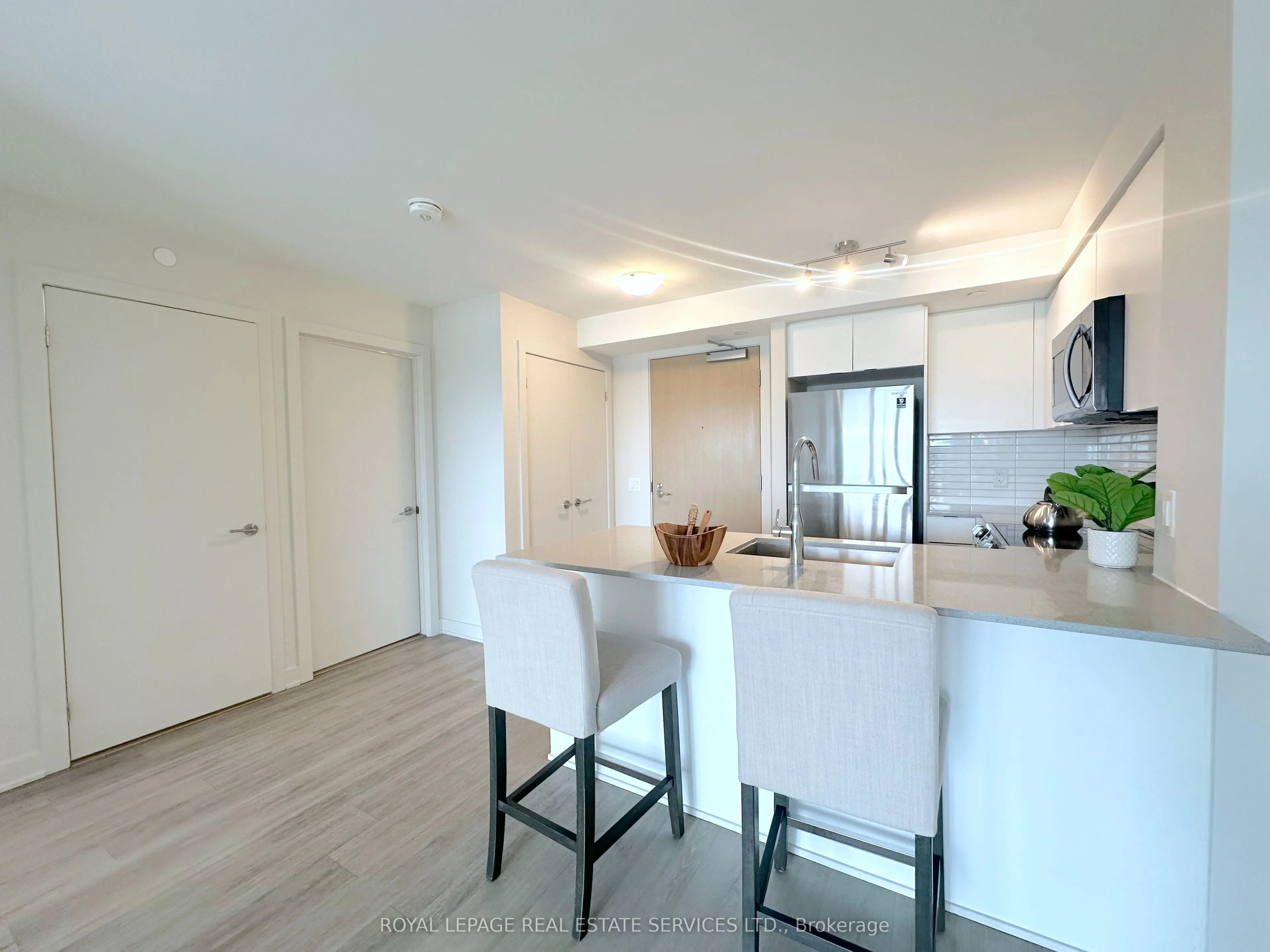 3385 Dundas Street W, #620