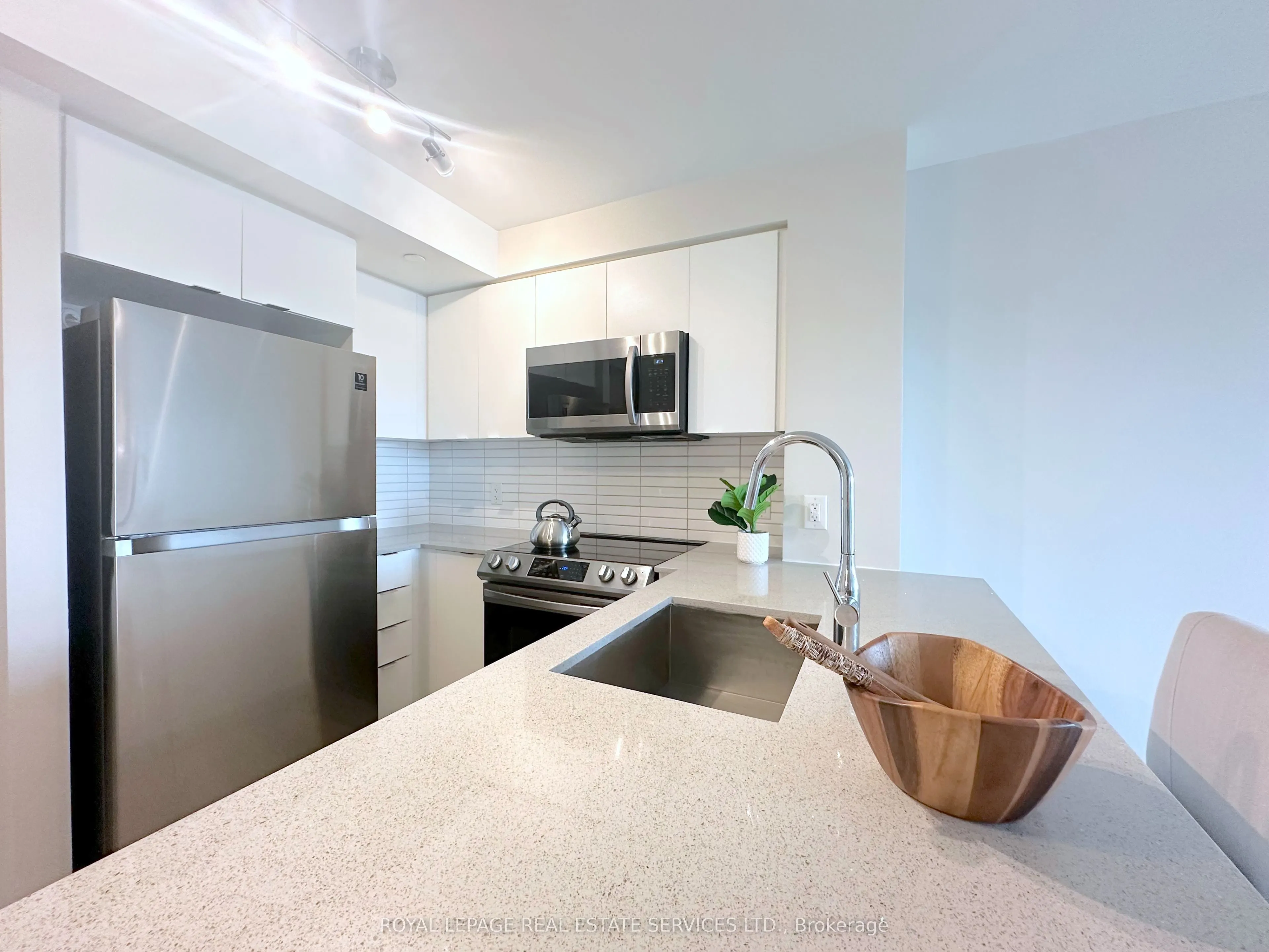 3385 Dundas Street W, #620