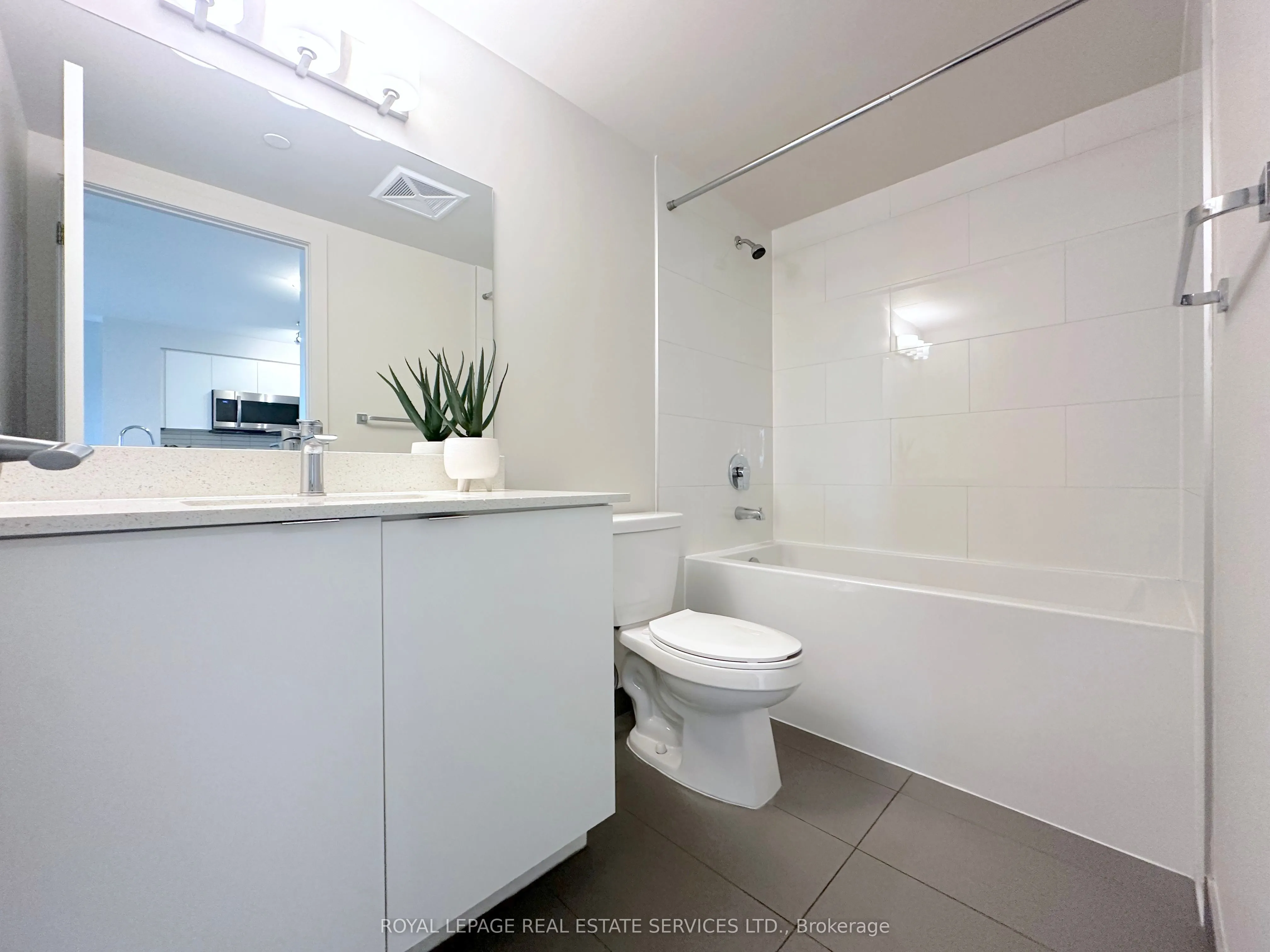 3385 Dundas Street W, #620