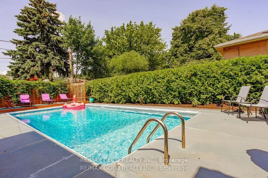 10 Brookdale Crescent