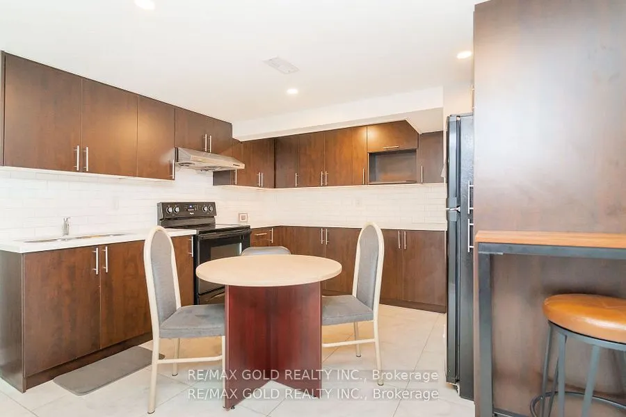 10 Brookdale Crescent