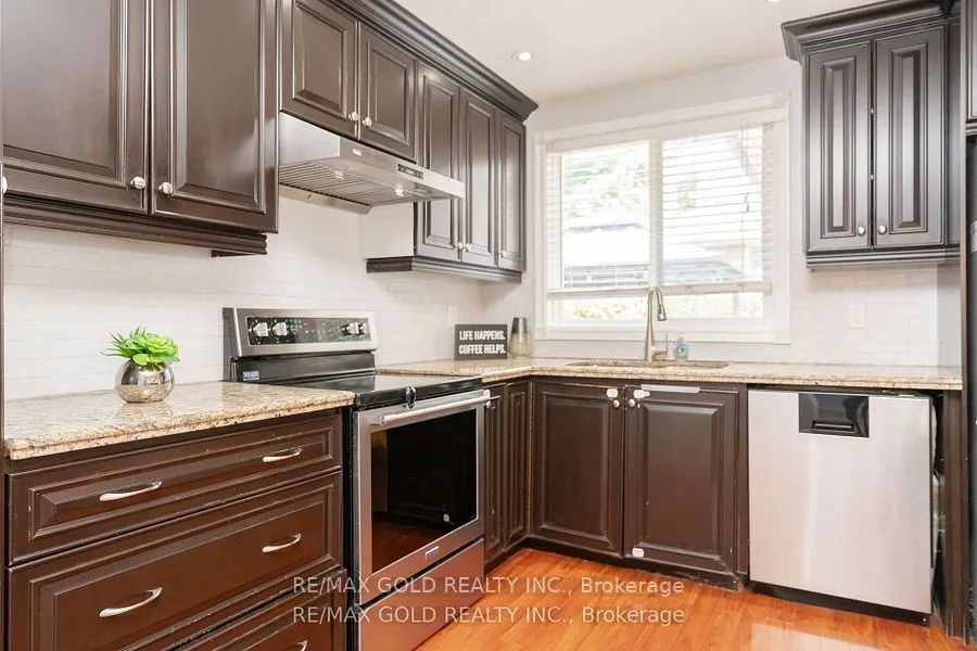 10 Brookdale Crescent