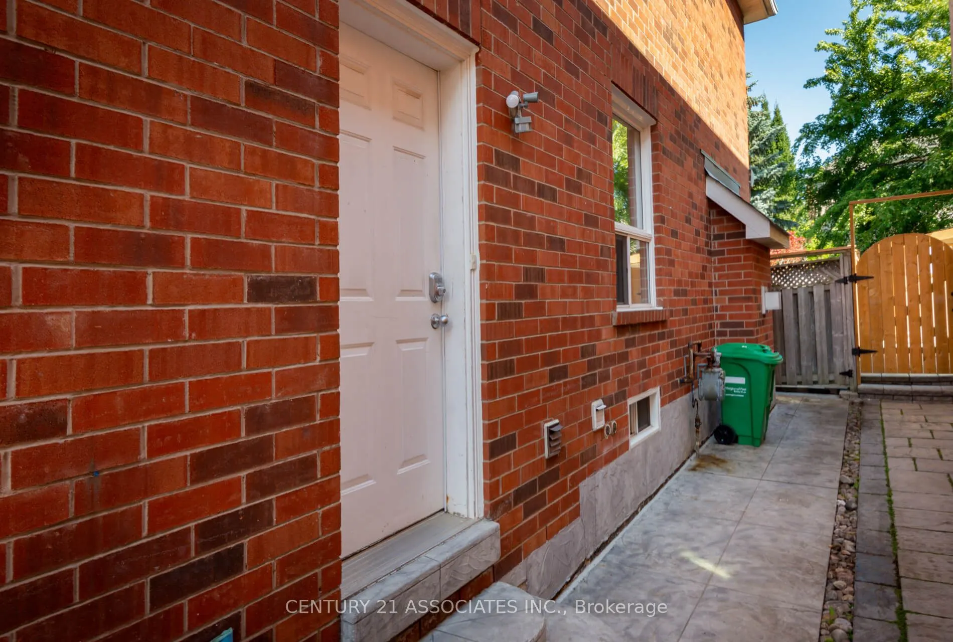 5351 Quartermain Crescent