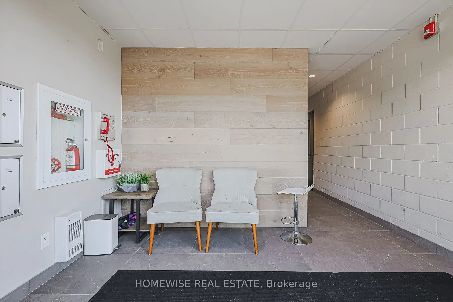 293 Viewmount Avenue, #R01