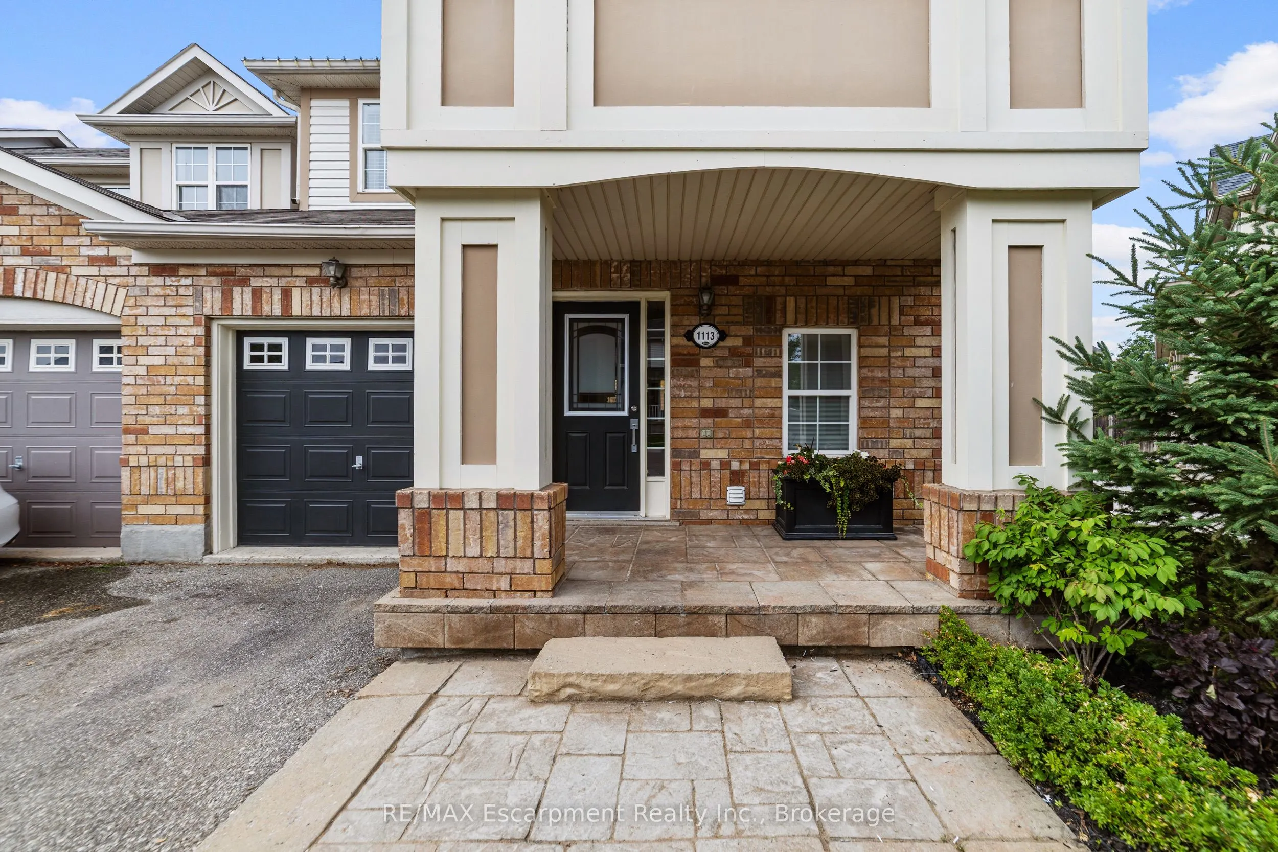 1113 Riddell Crescent