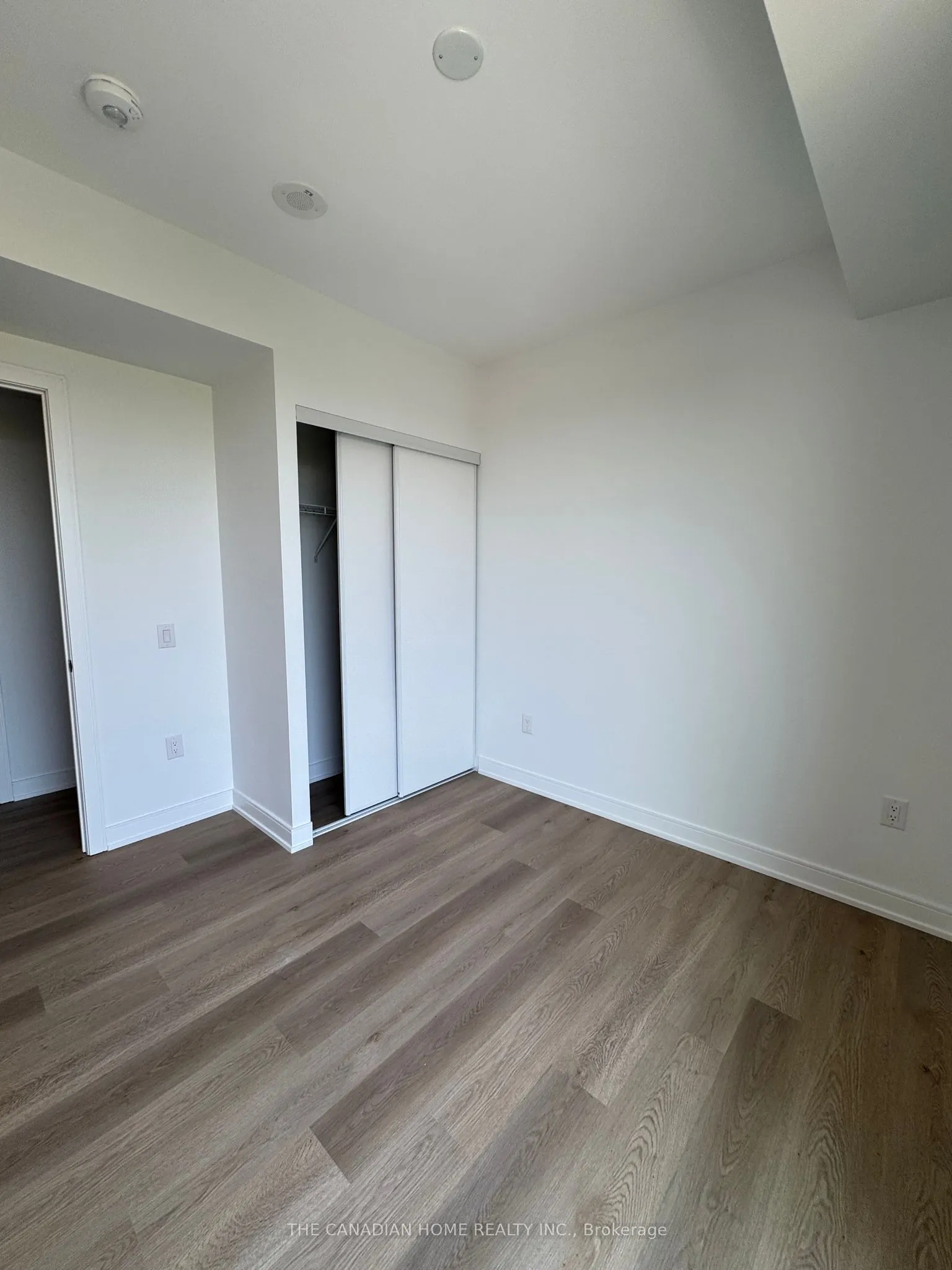 89 DUNDAS Street W, #526