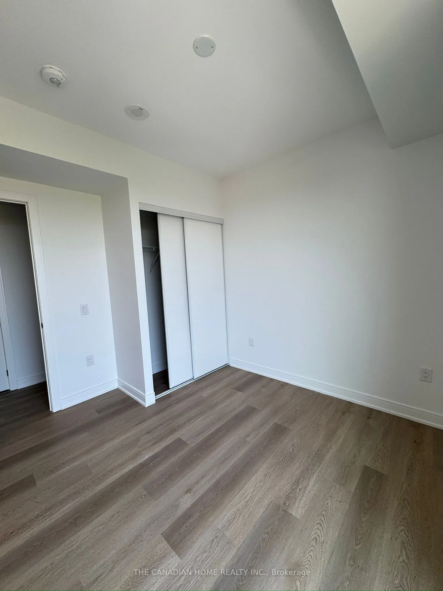 89 DUNDAS Street W, #526