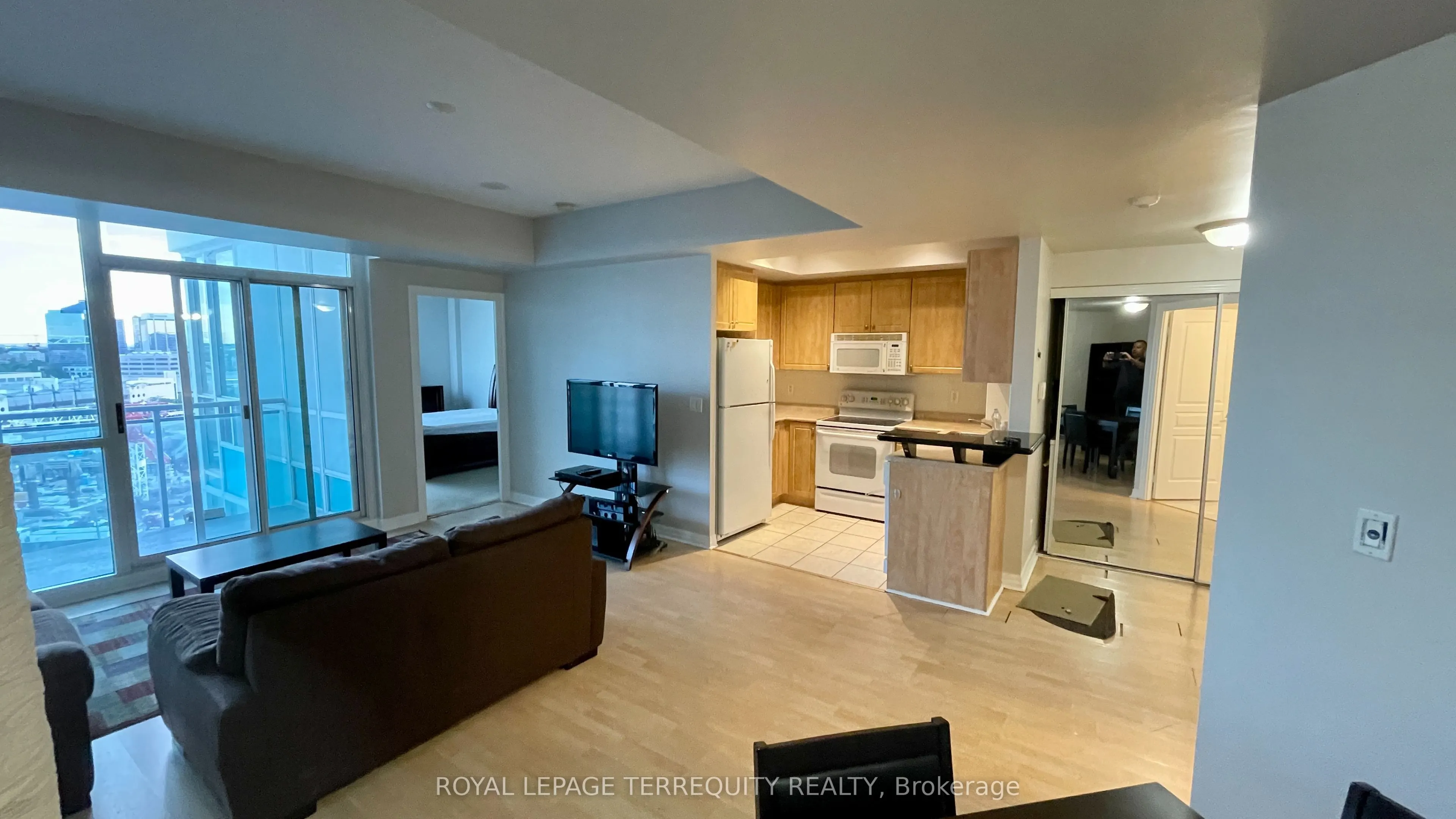 220 Burnhamthorpe Road W, #1003