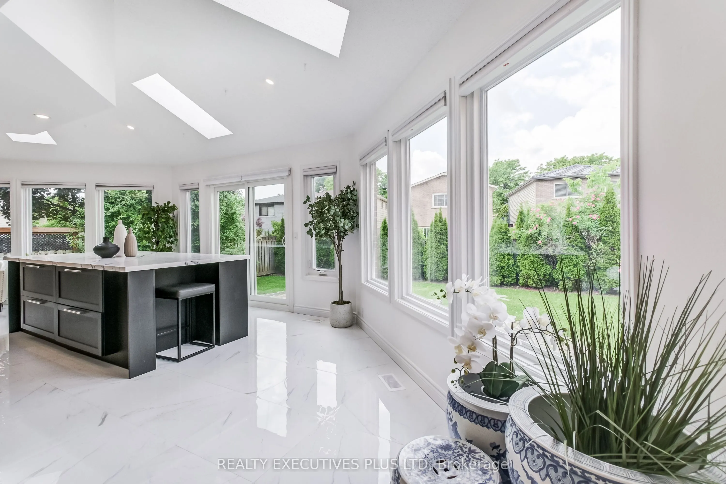 6982 Danton Promenade