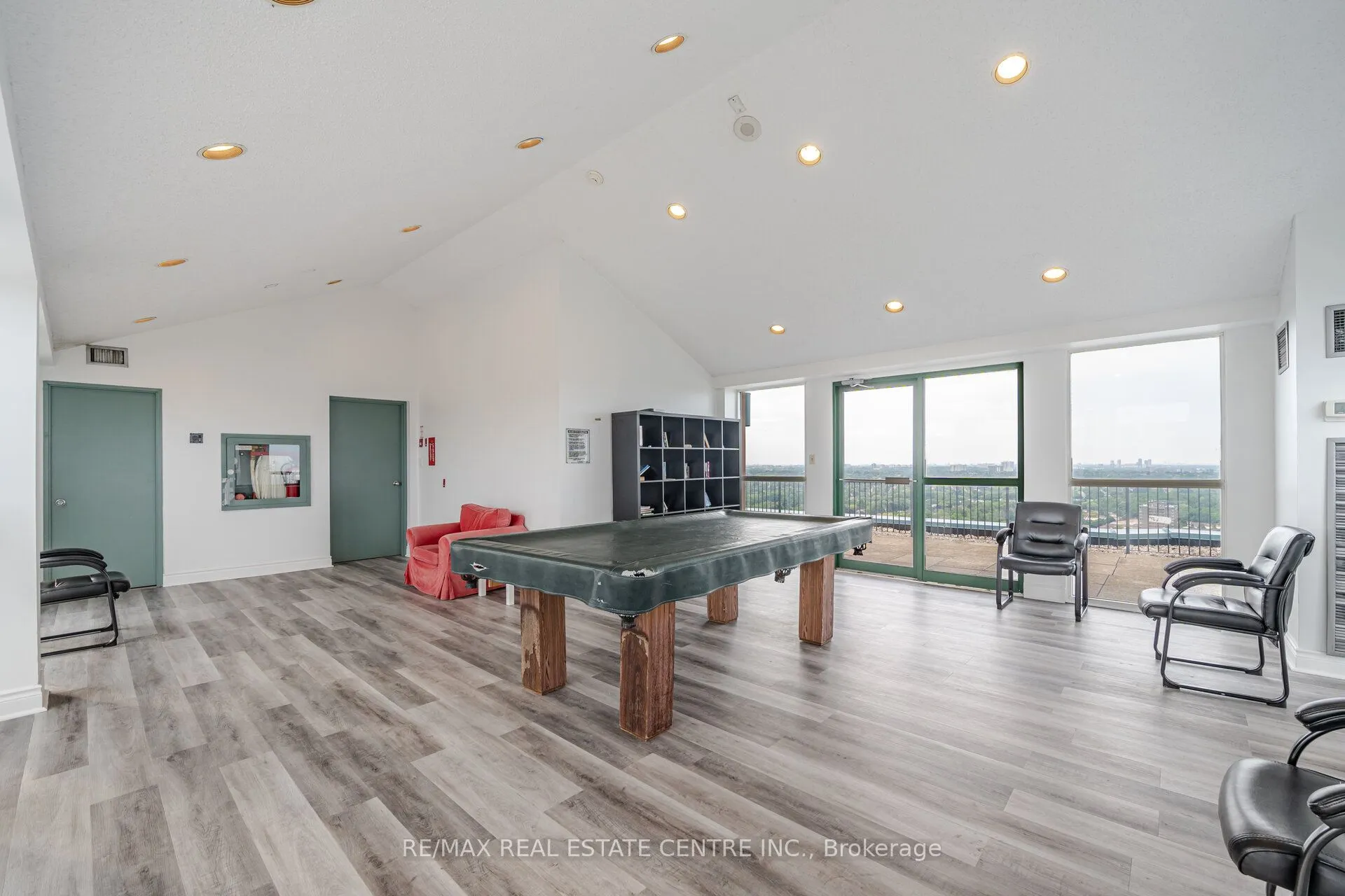 115 Hillcrest Avenue, #811