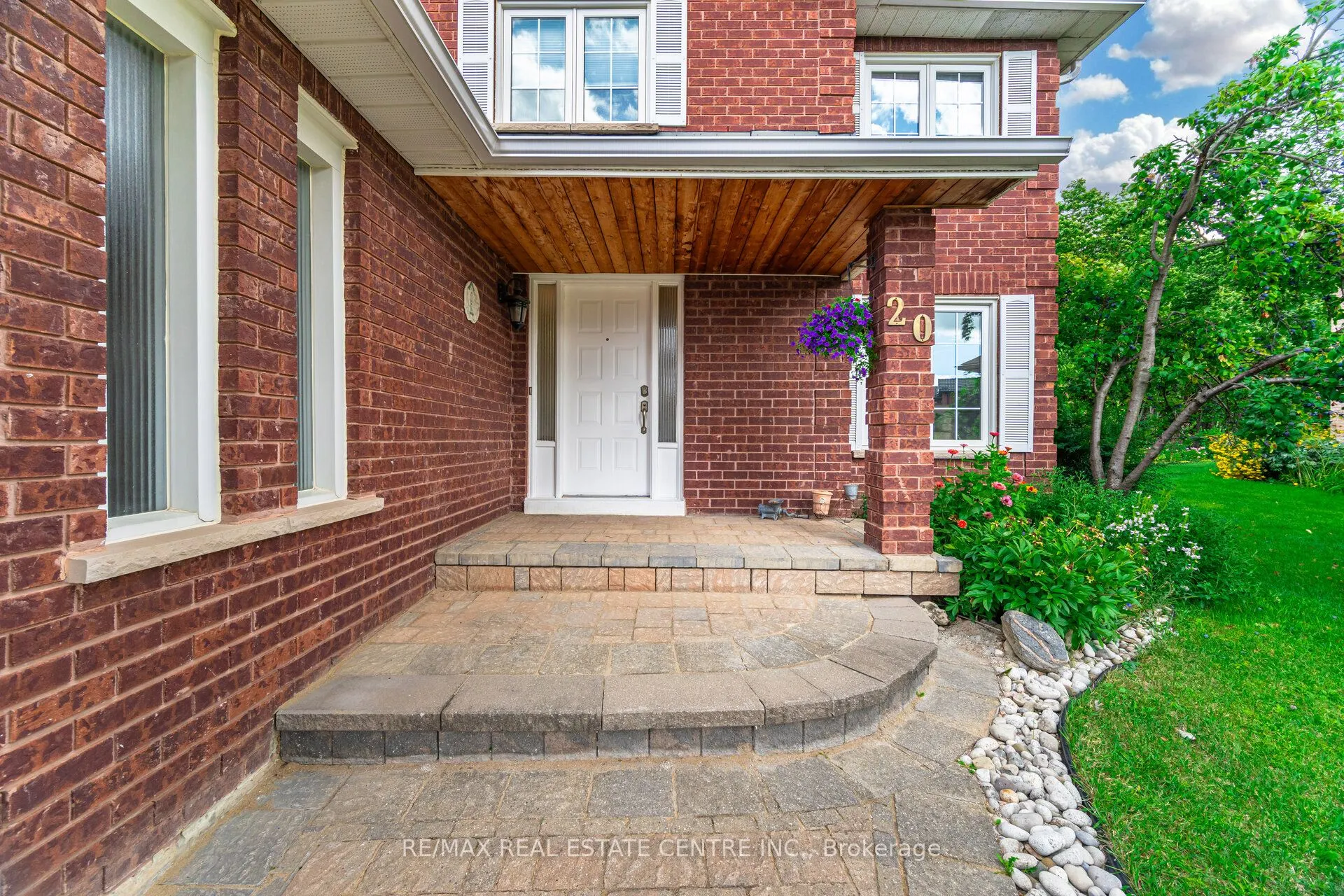 20 Woodbury Court